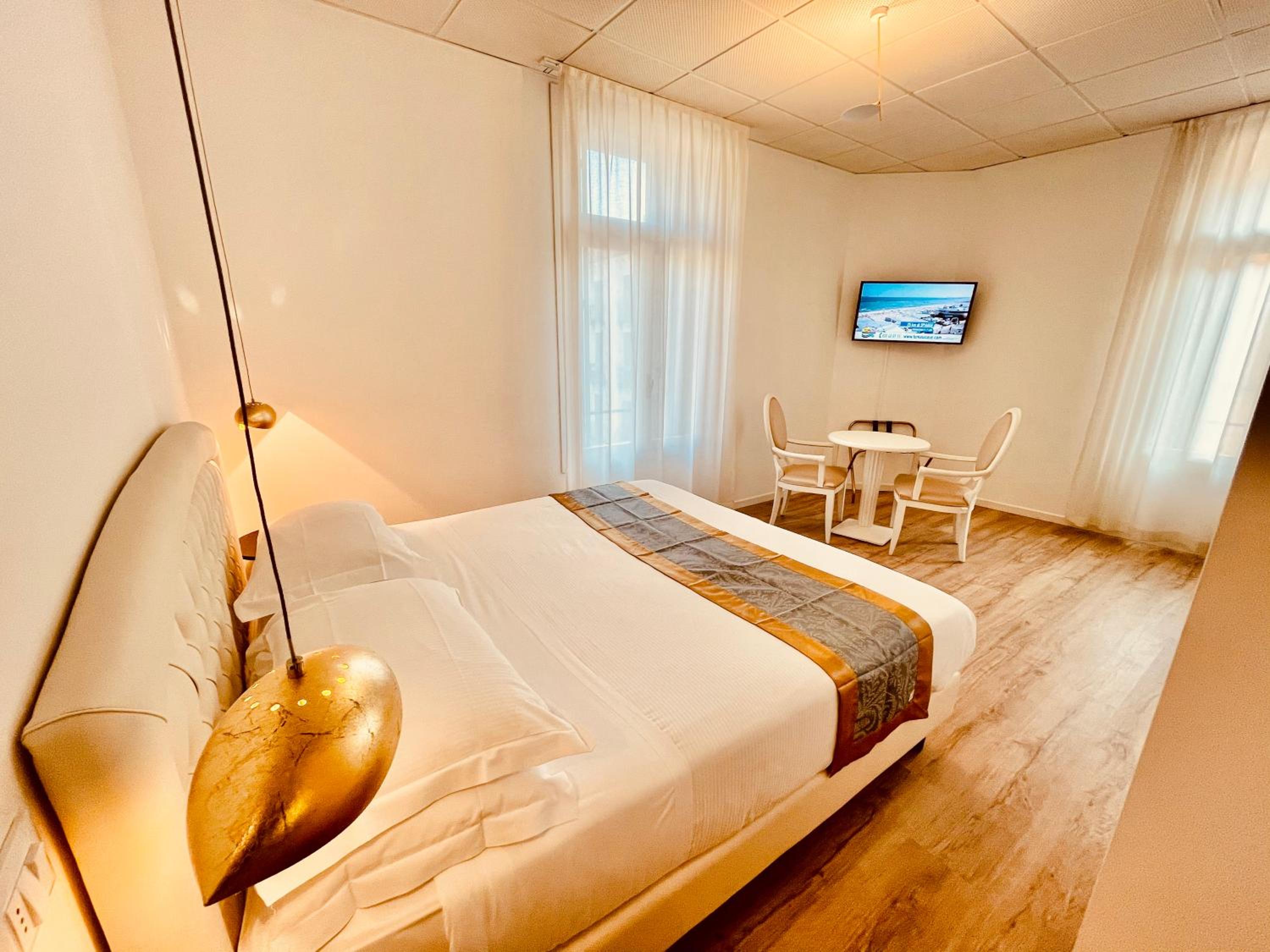 Suite with Hot Tub and Private Spa - Photo 1