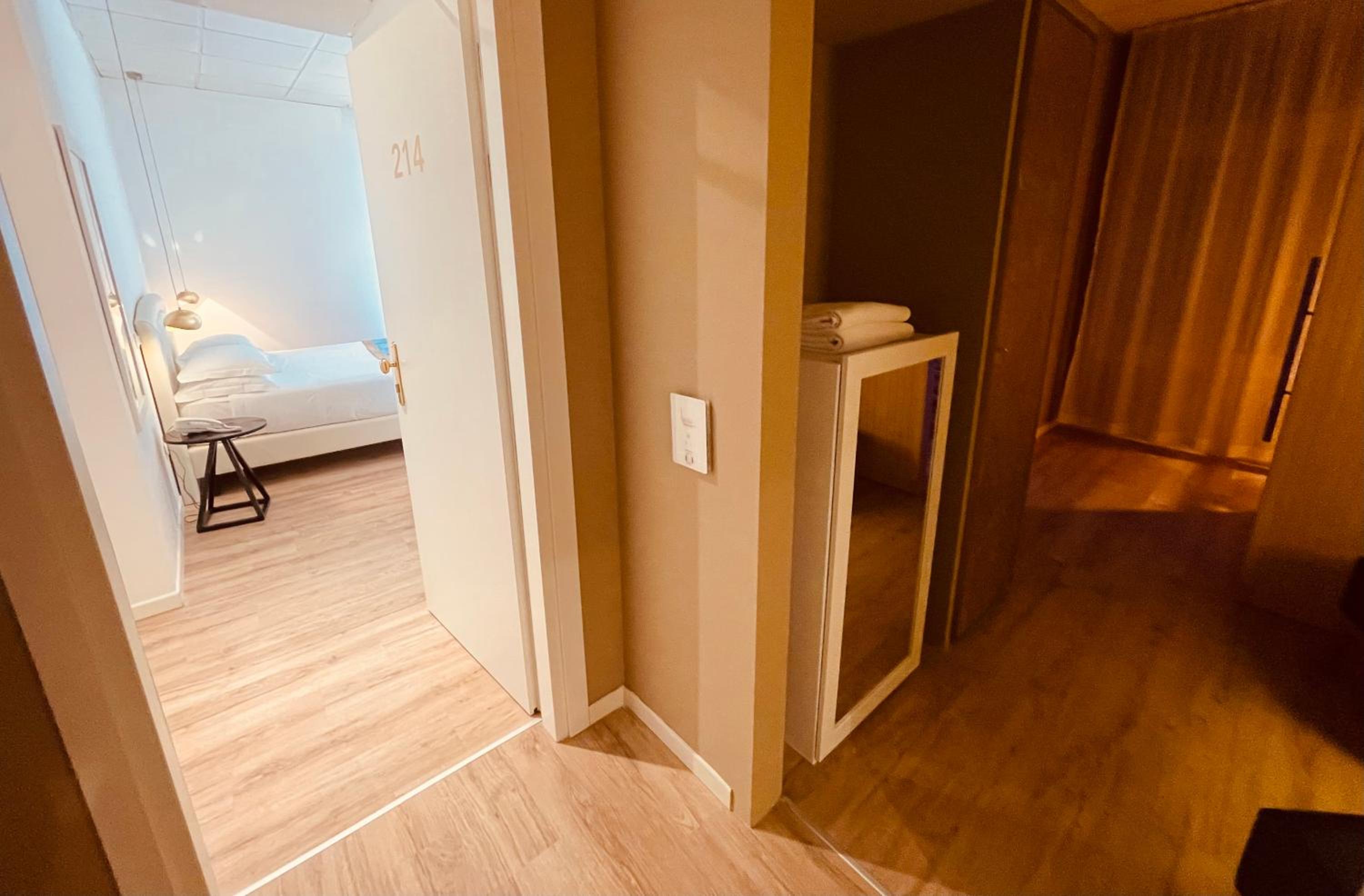 Suite with Hot Tub and Private Spa - Photo 9