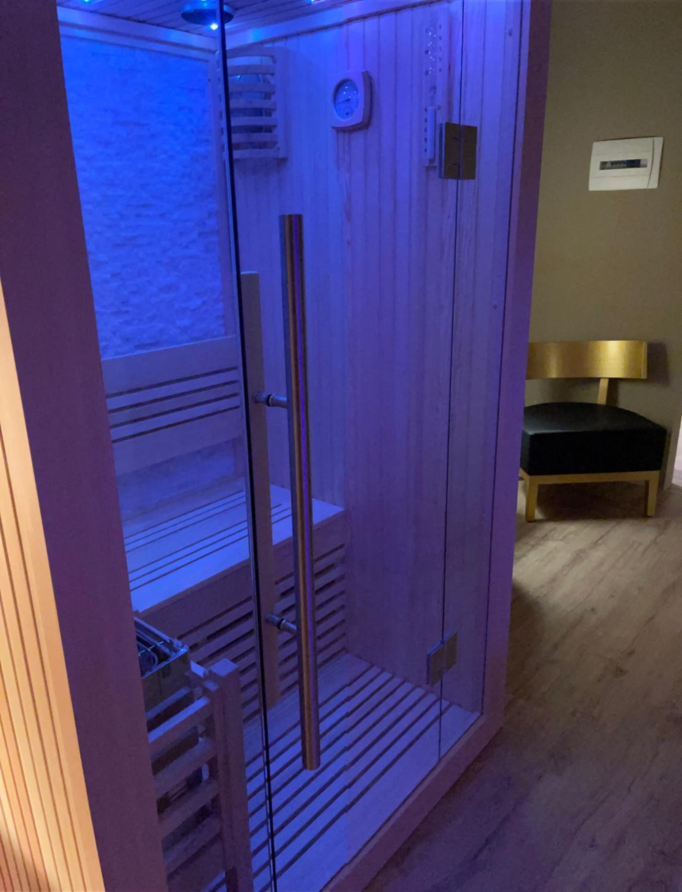 Suite with Hot Tub and Private Spa - Photo 3