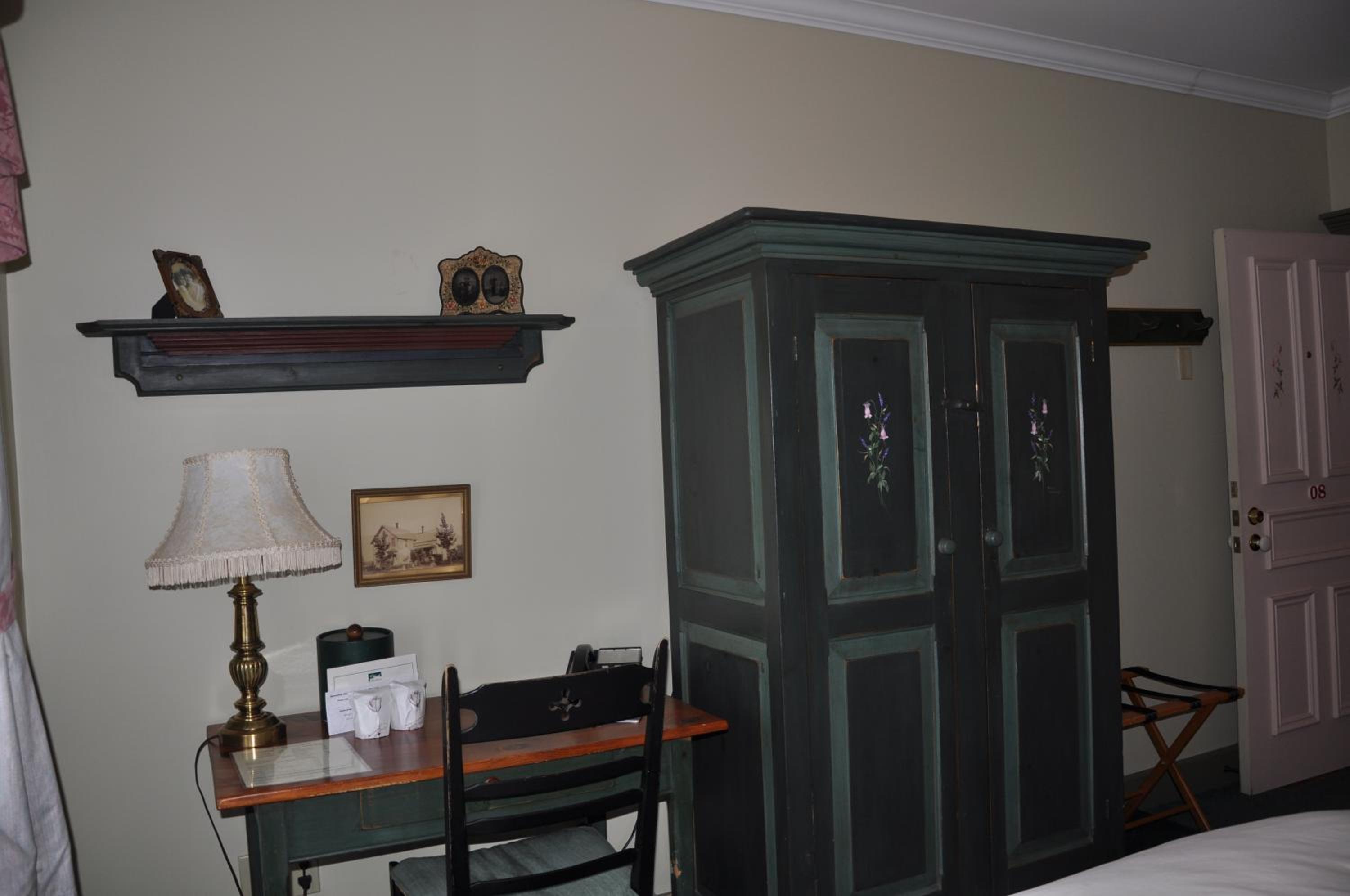 Queen Room photo 2