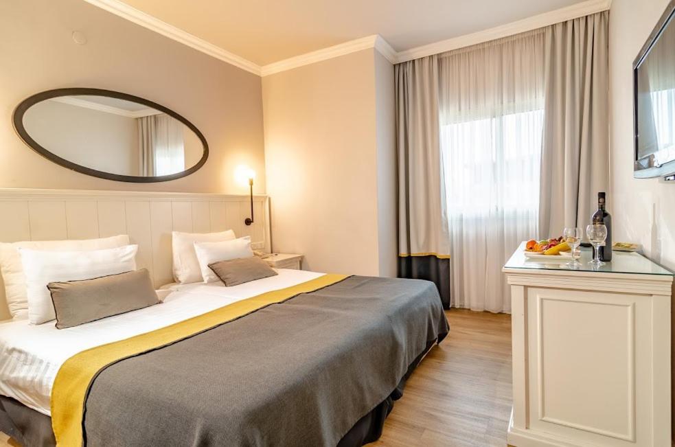 Classic Double or Twin Room with lake side view