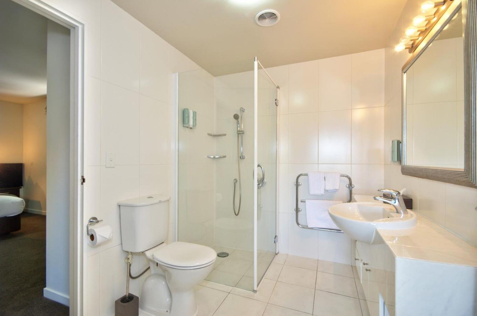 Executive Three-Bedroom Two-Bathroom Apartment with Access To Courtyard photo 2
