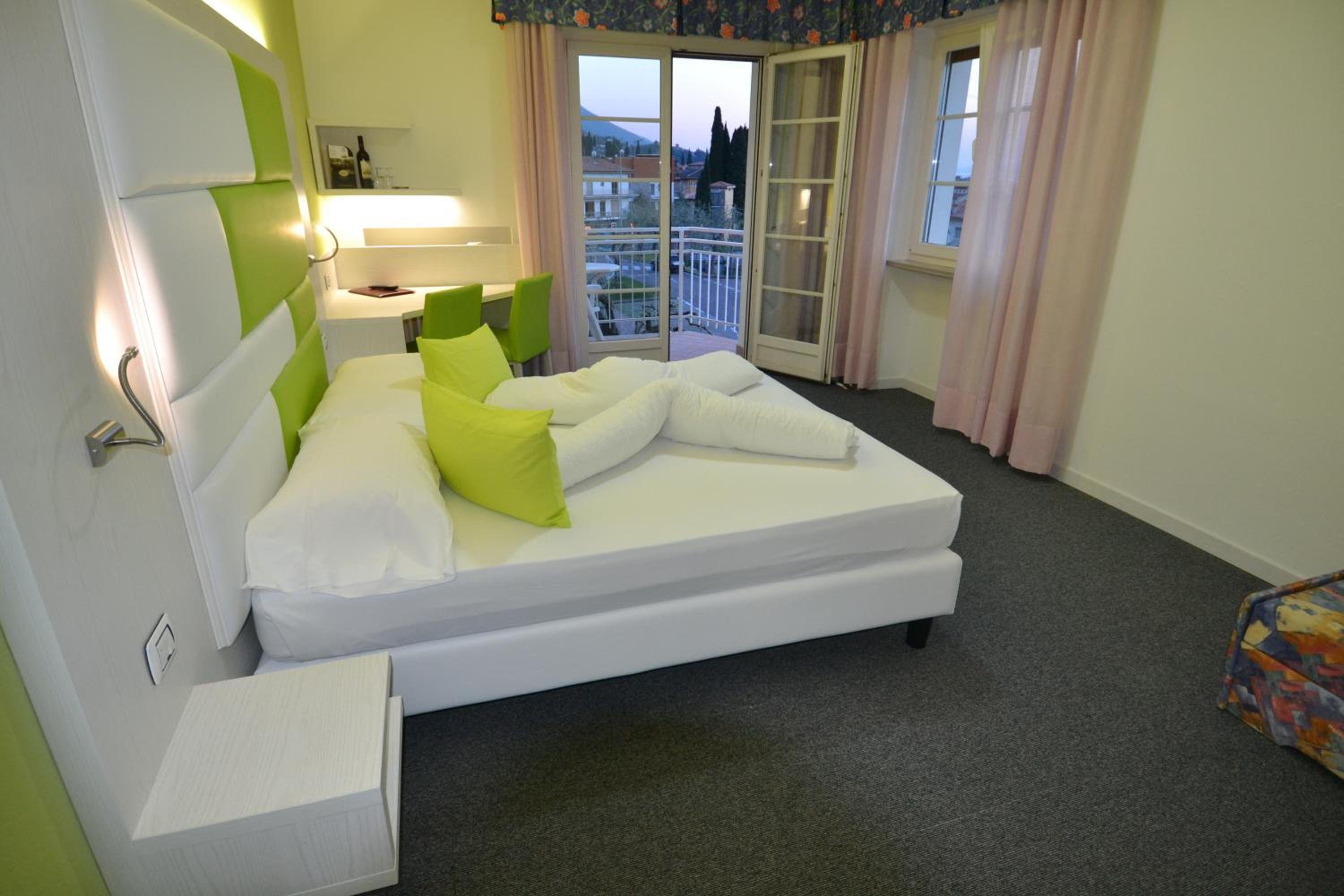 Double or Twin Room with Balcony - Photo 5