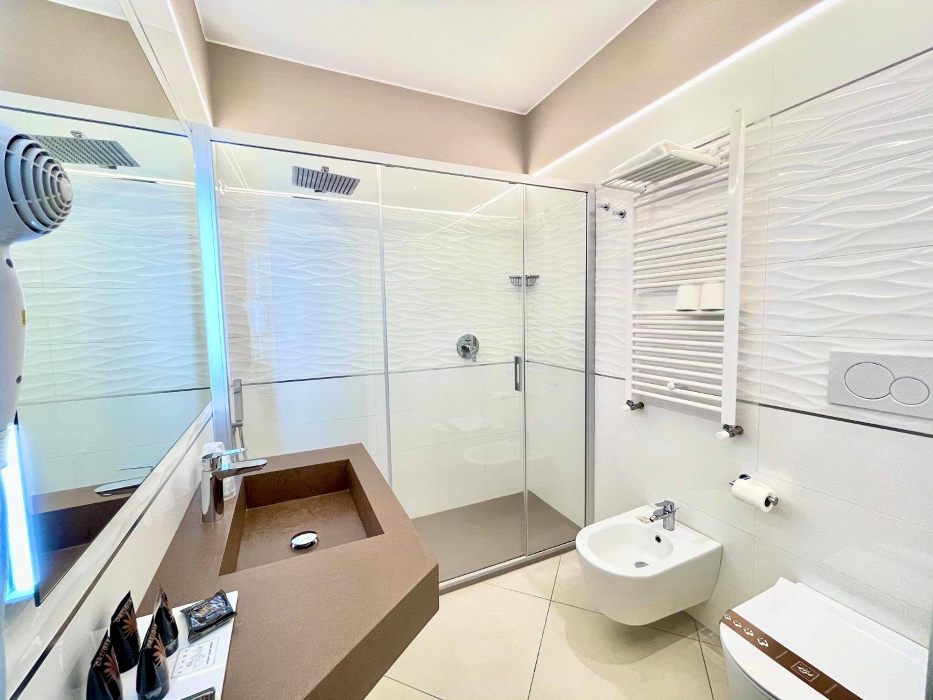 Deluxe Queen Room with Two Queen Beds - Photo 7
