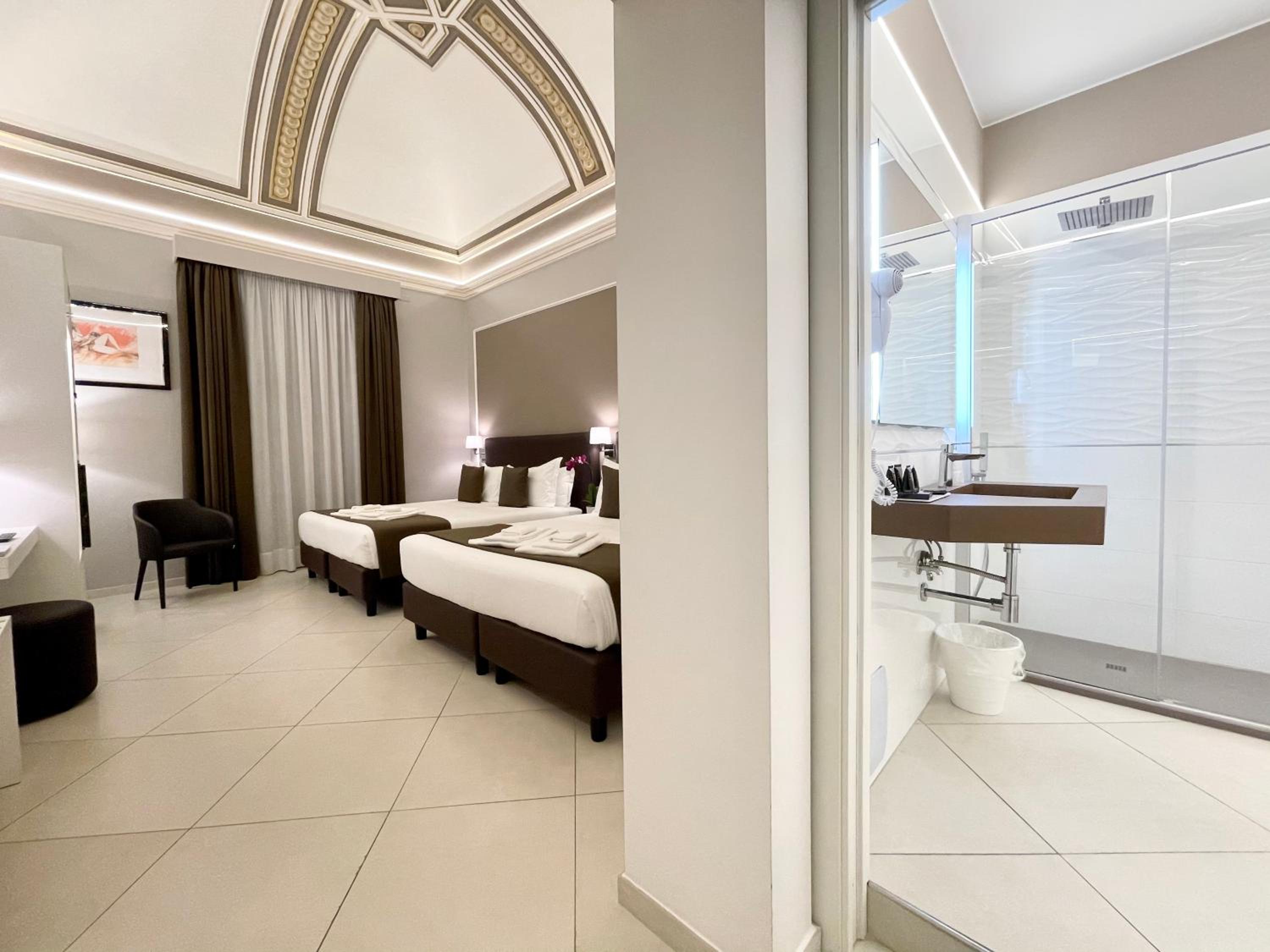 Deluxe Queen Room with Two Queen Beds - Photo 5
