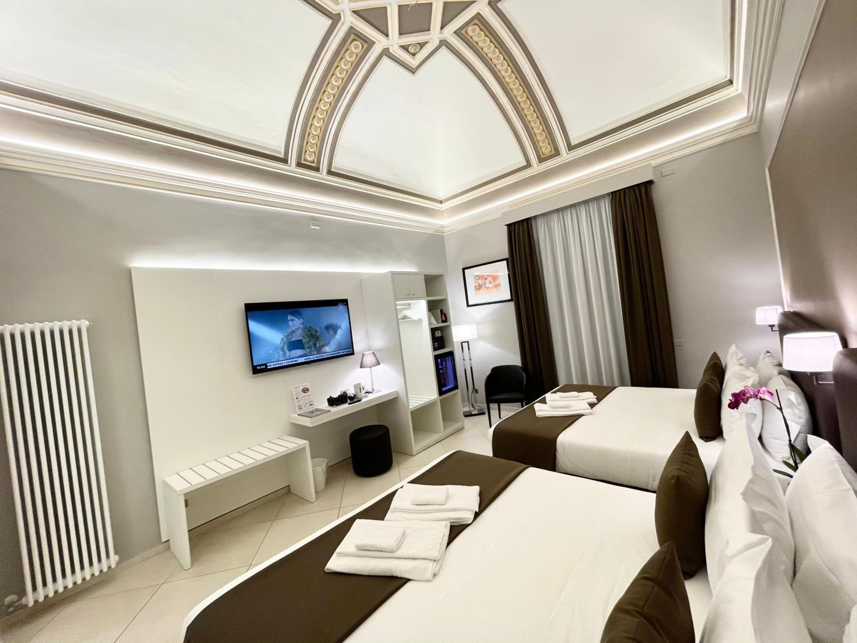 Deluxe Queen Room with Two Queen Beds - Photo 4
