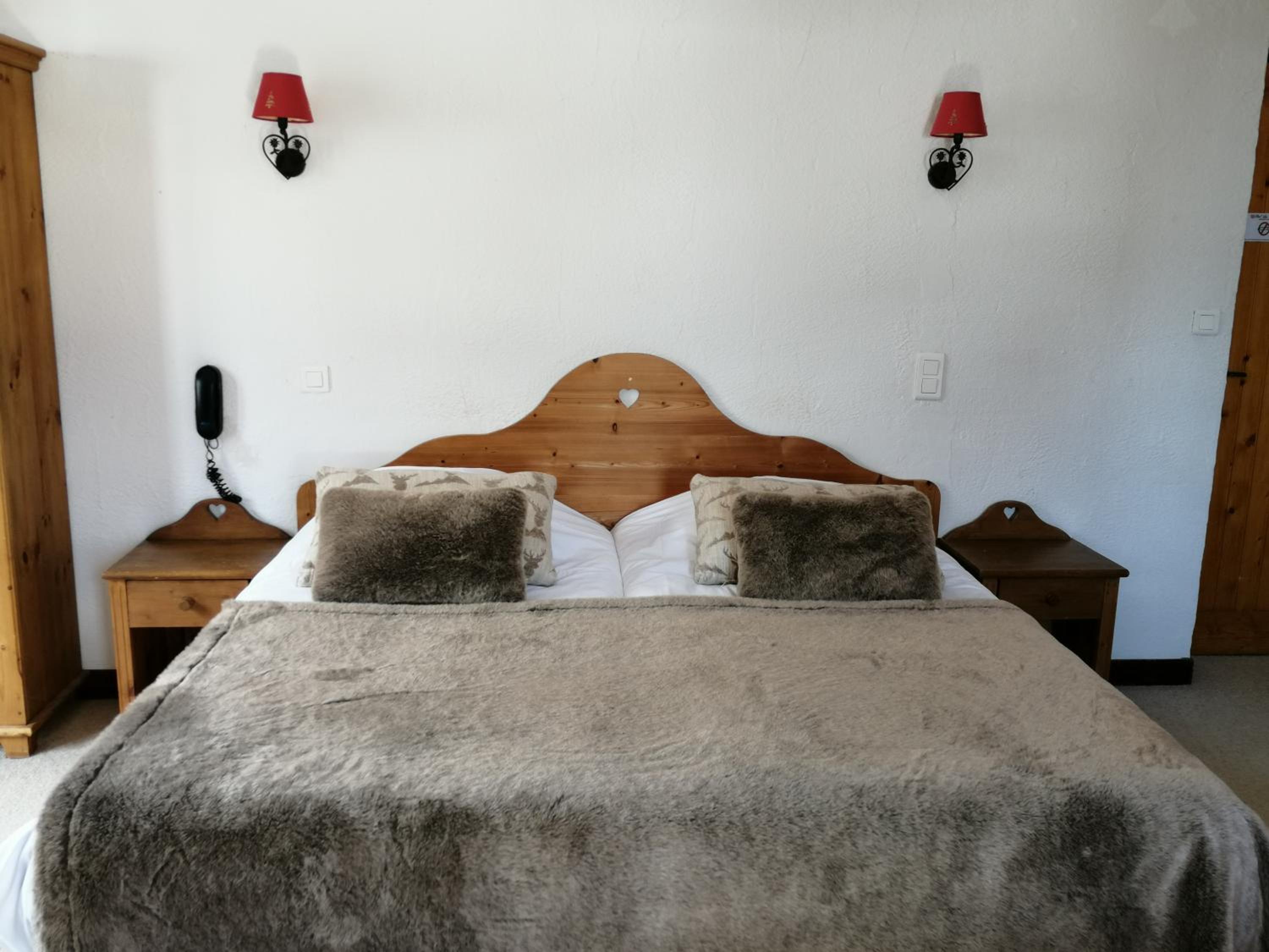 Deluxe Double Room with Bath - Photo 5