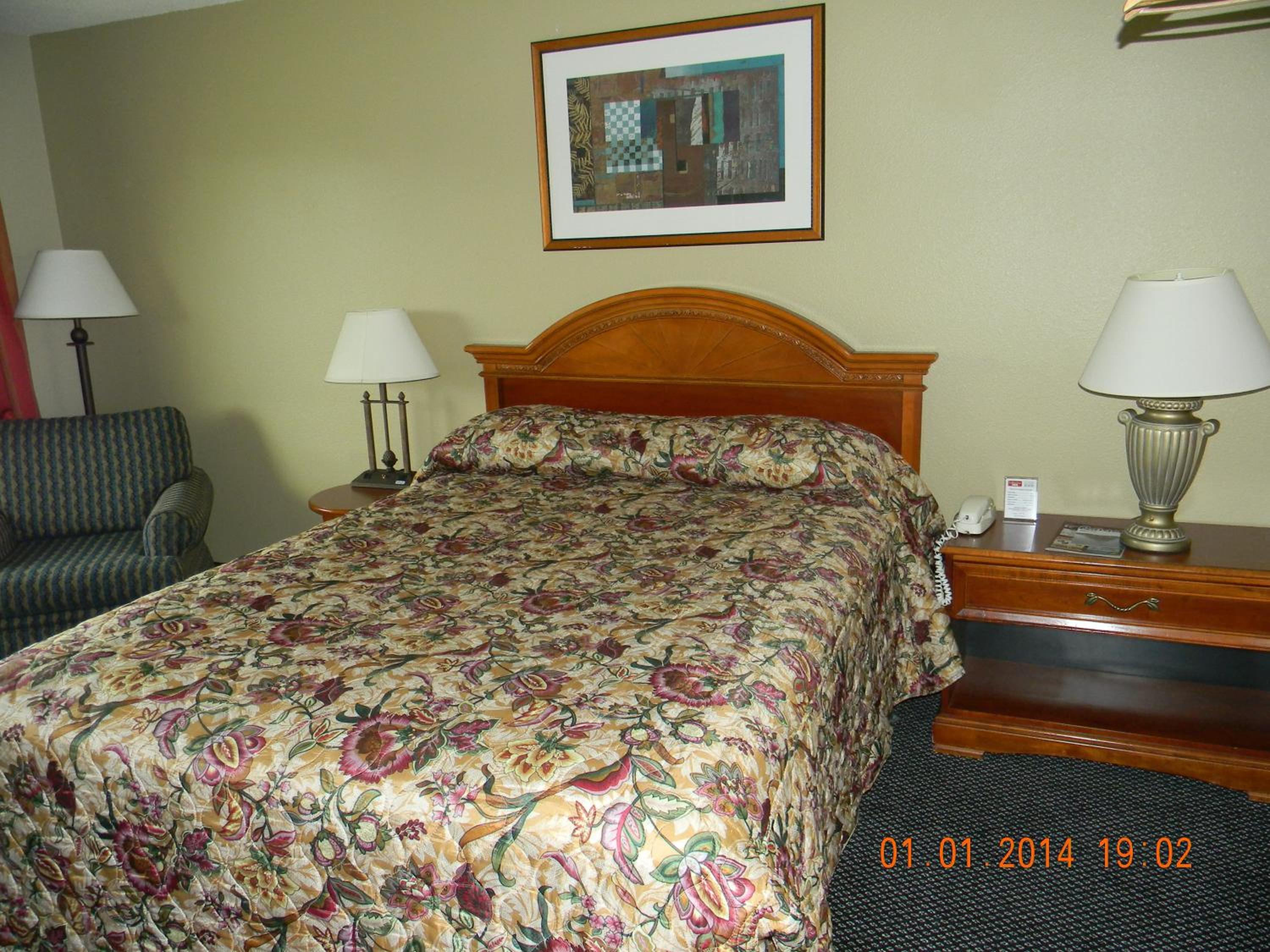 Queen Room photo 2