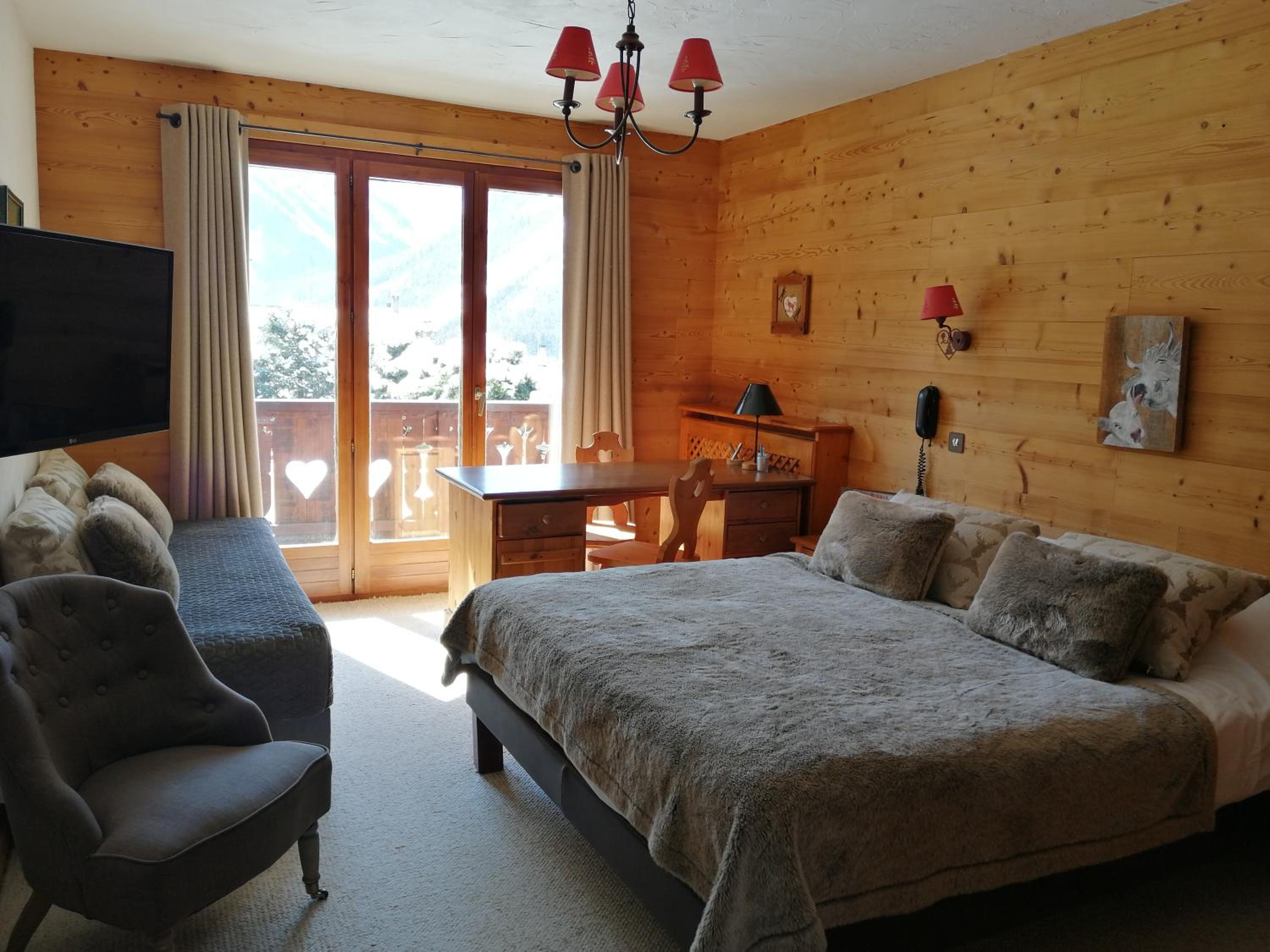 Deluxe Double Room with Bath - Photo 3