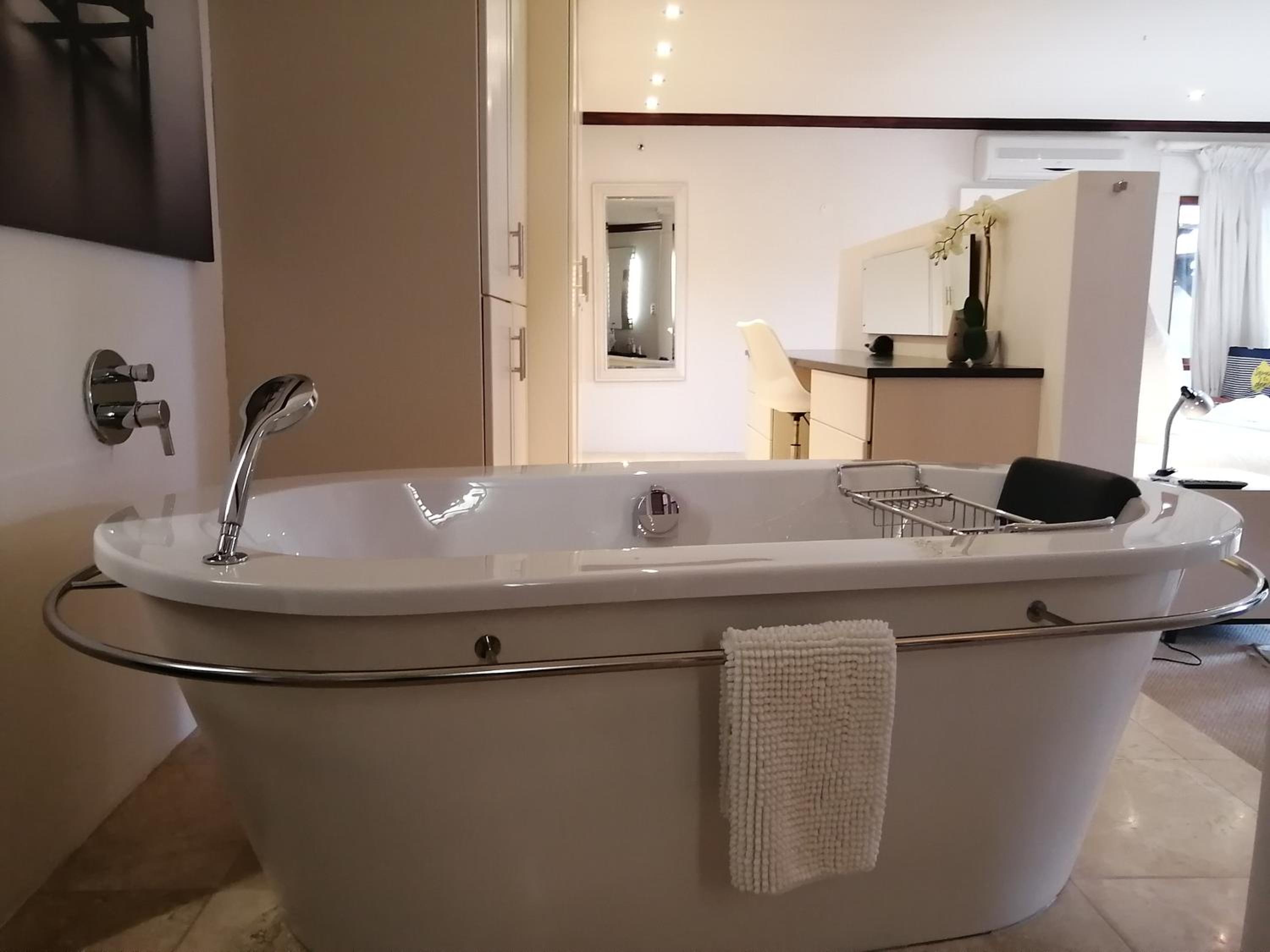Suite - Photo 2