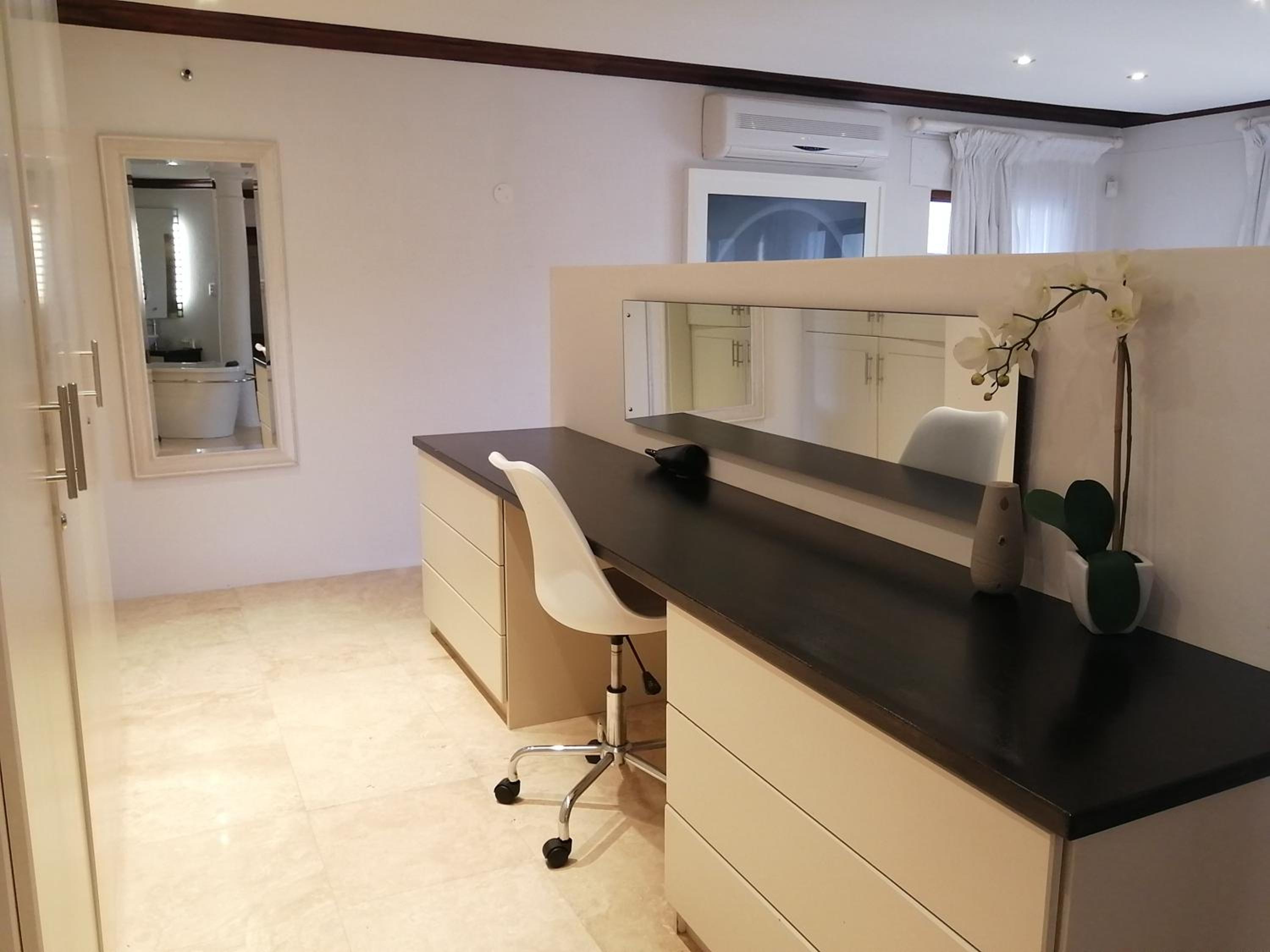 Suite - Photo 1
