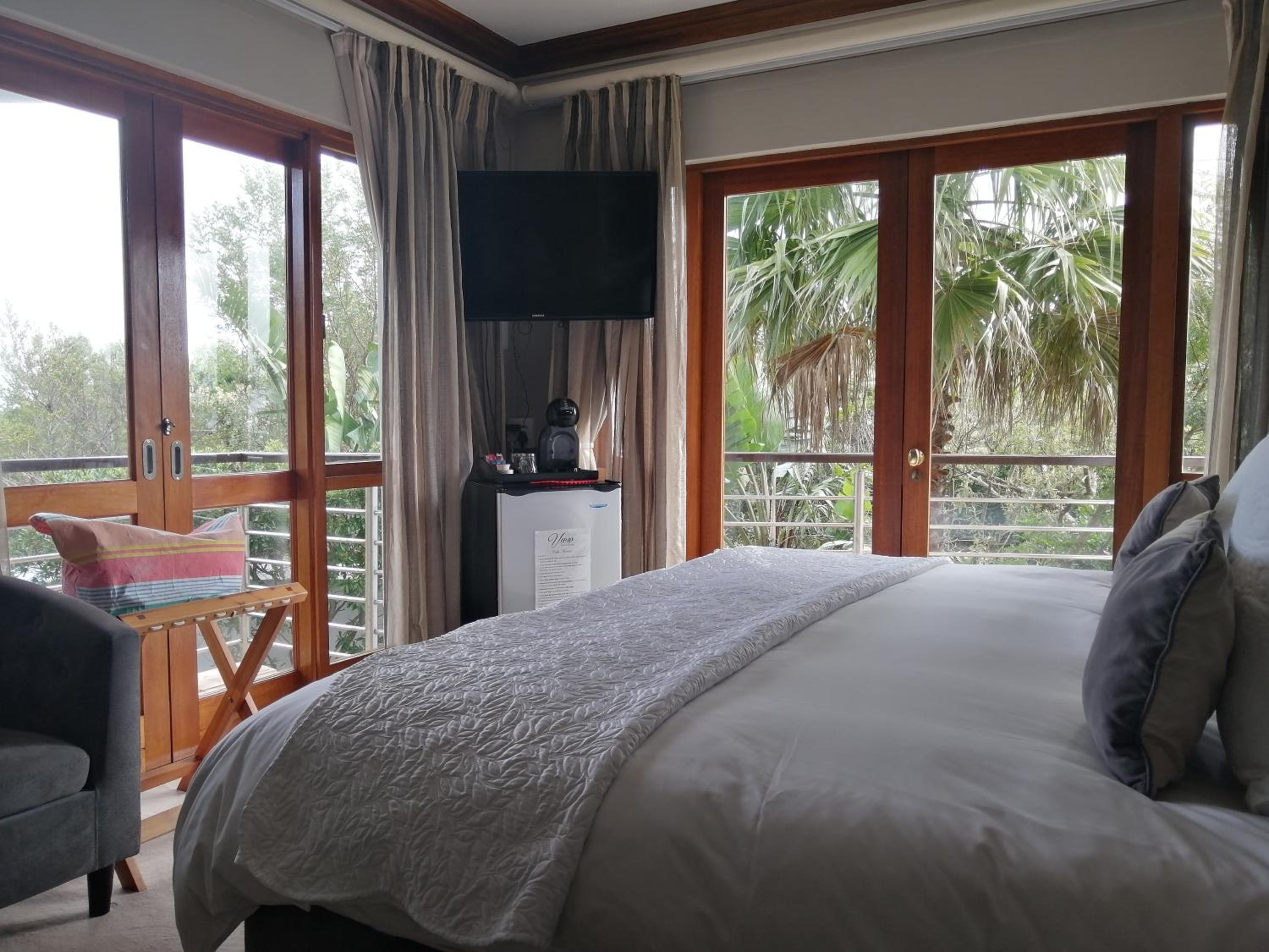 Luxury King Room - Photo 7