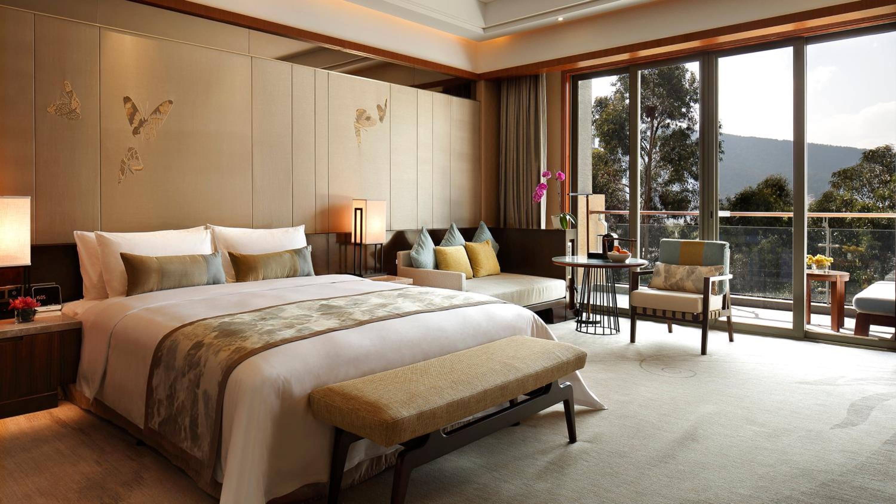 Premium King Room - Club Lounge Access thumbnail 5