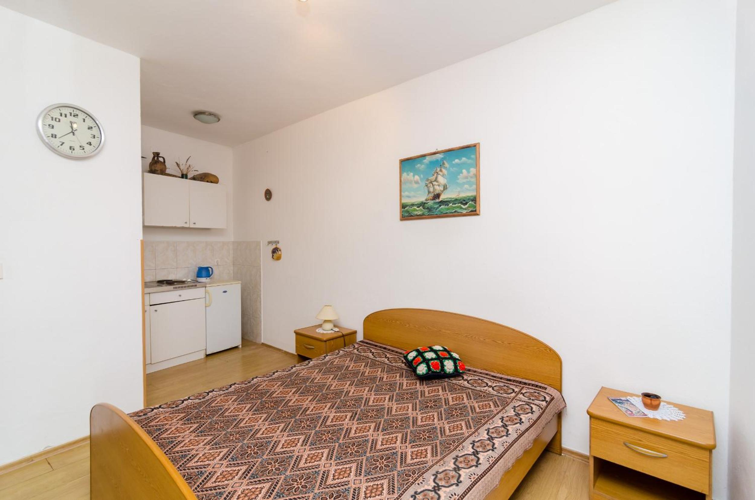 Studio Apartment with Patio - Photo 8