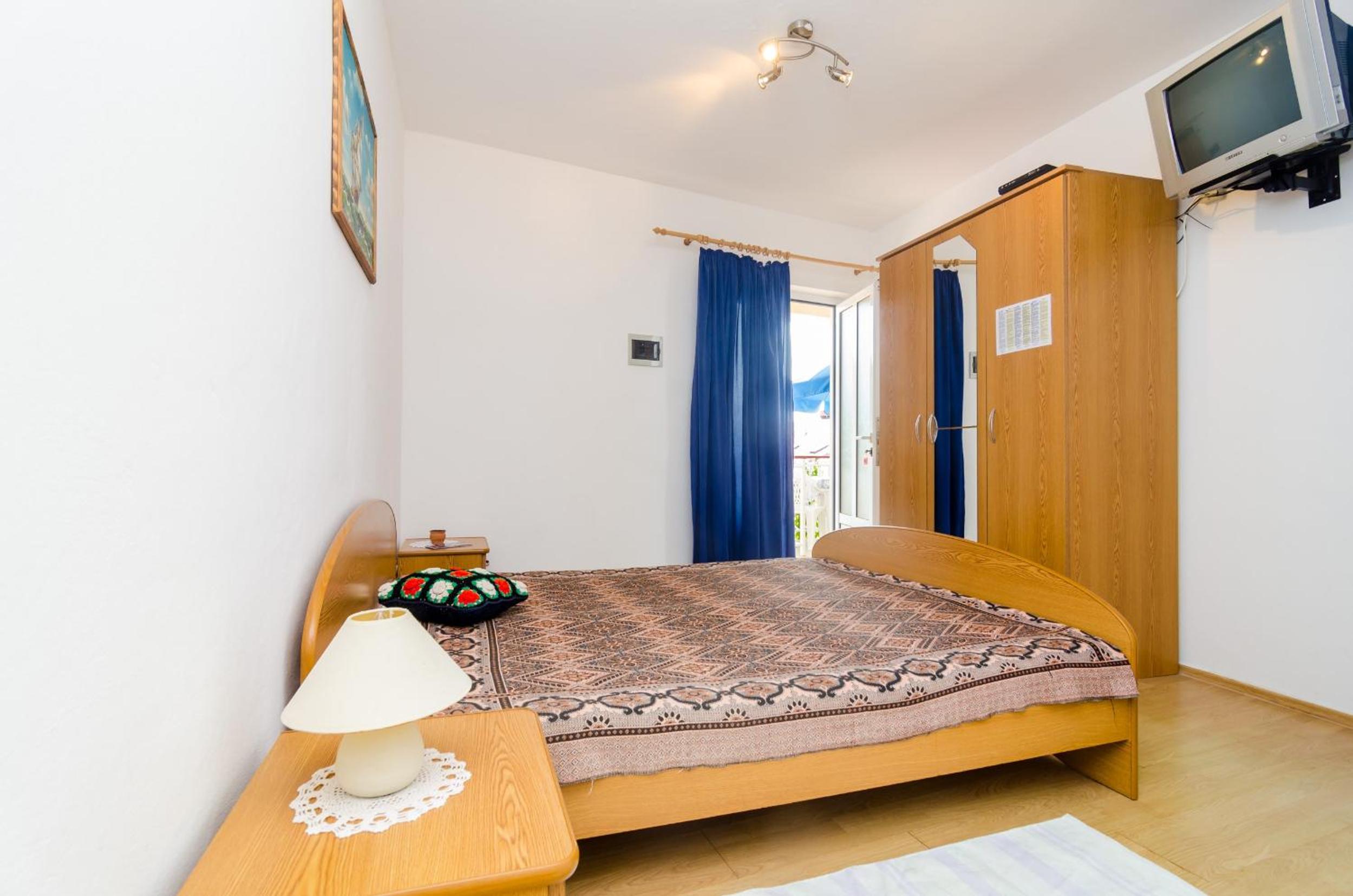 Studio Apartment with Patio - Photo 4