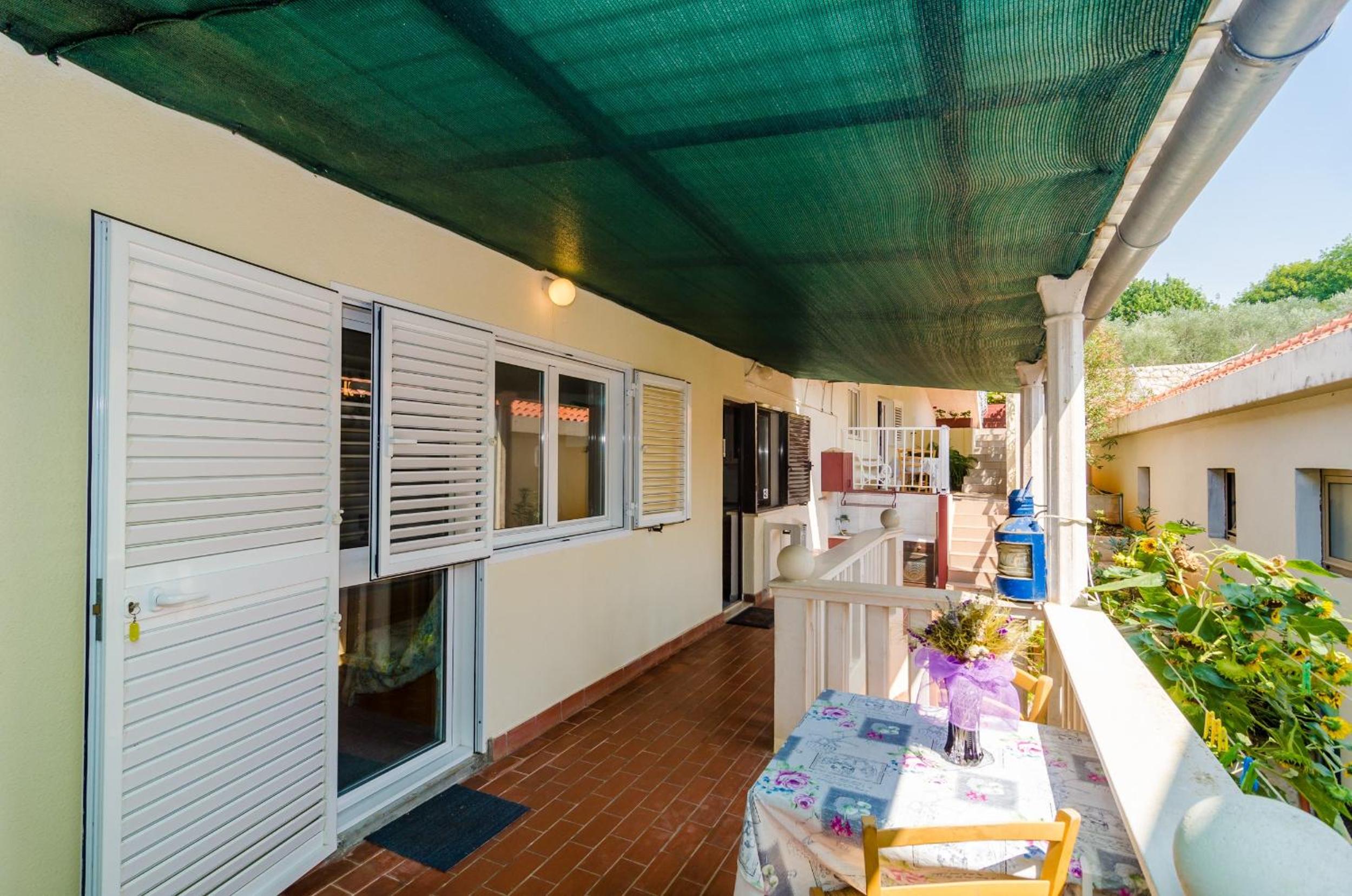 One-Bedroom Apartment with Patio and Sea View - Photo 17
