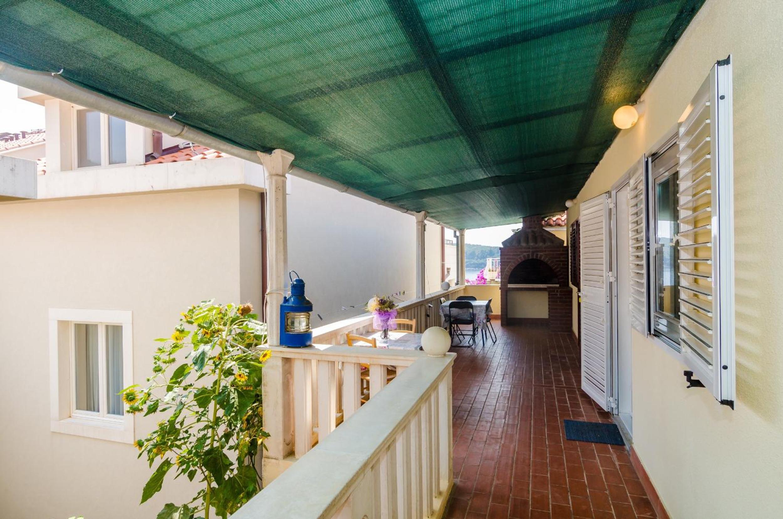 One-Bedroom Apartment with Patio and Sea View - Photo 18