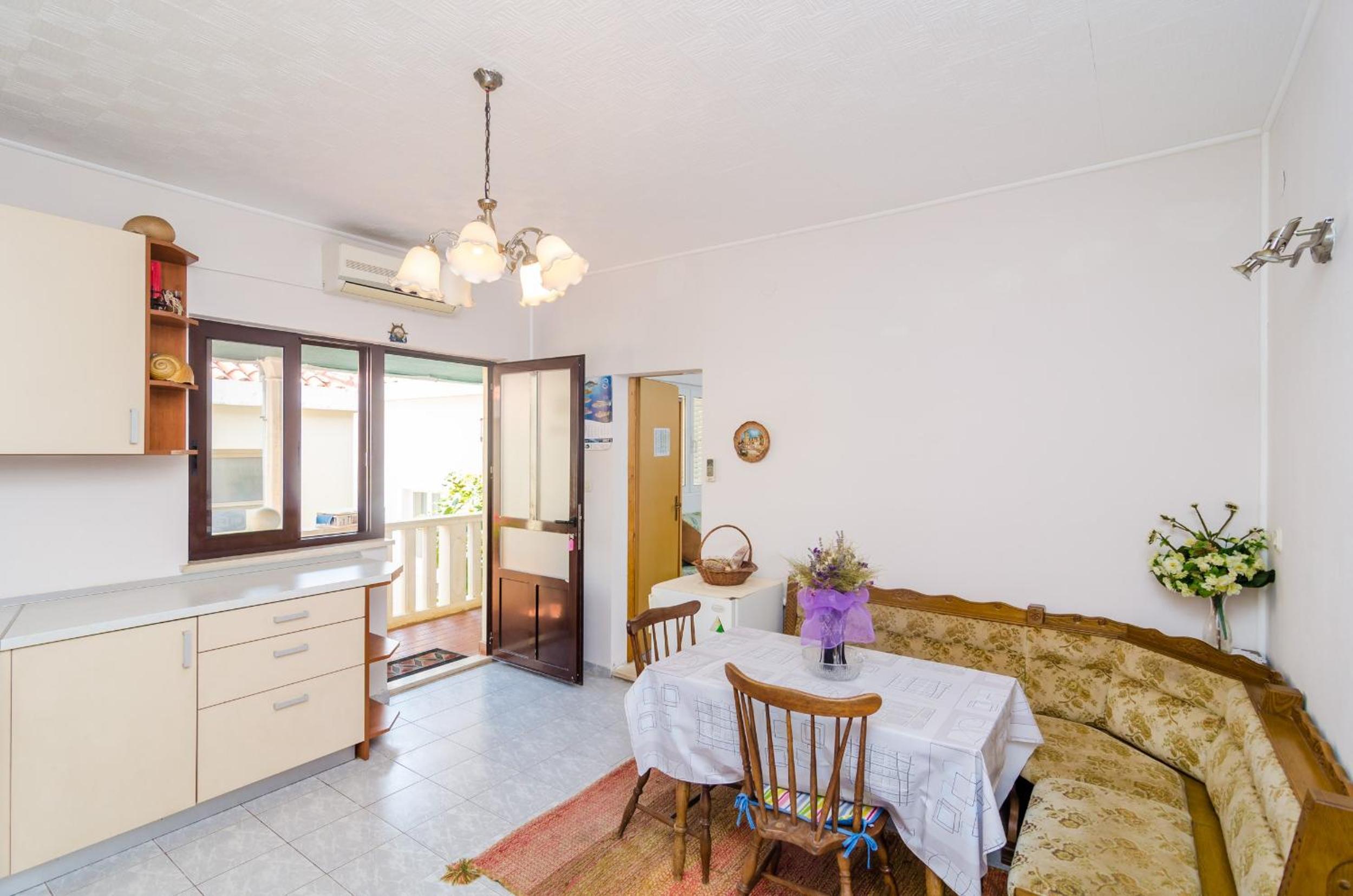 One-Bedroom Apartment with Patio and Sea View - Photo 3
