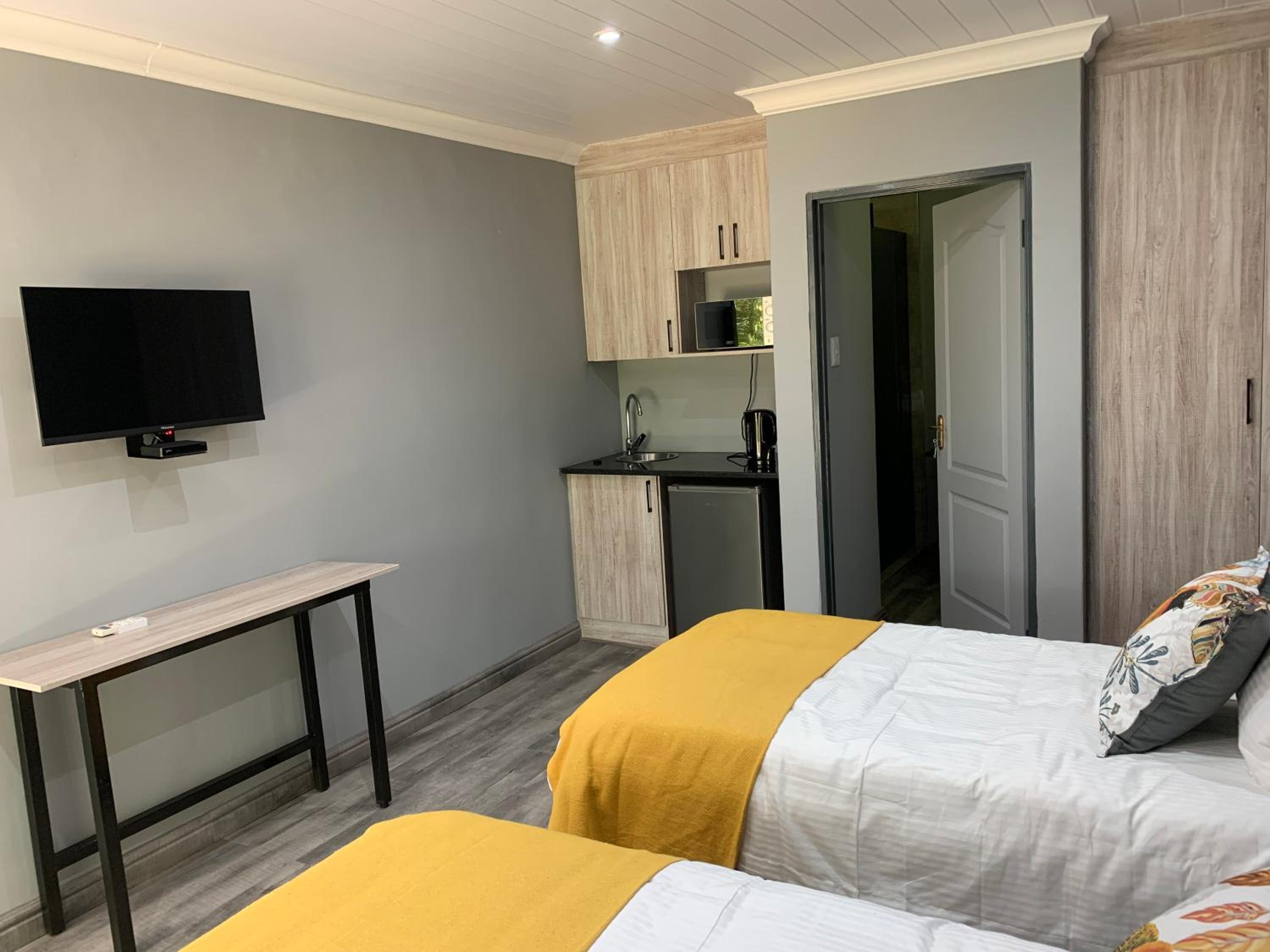 Twin Room - Photo 3