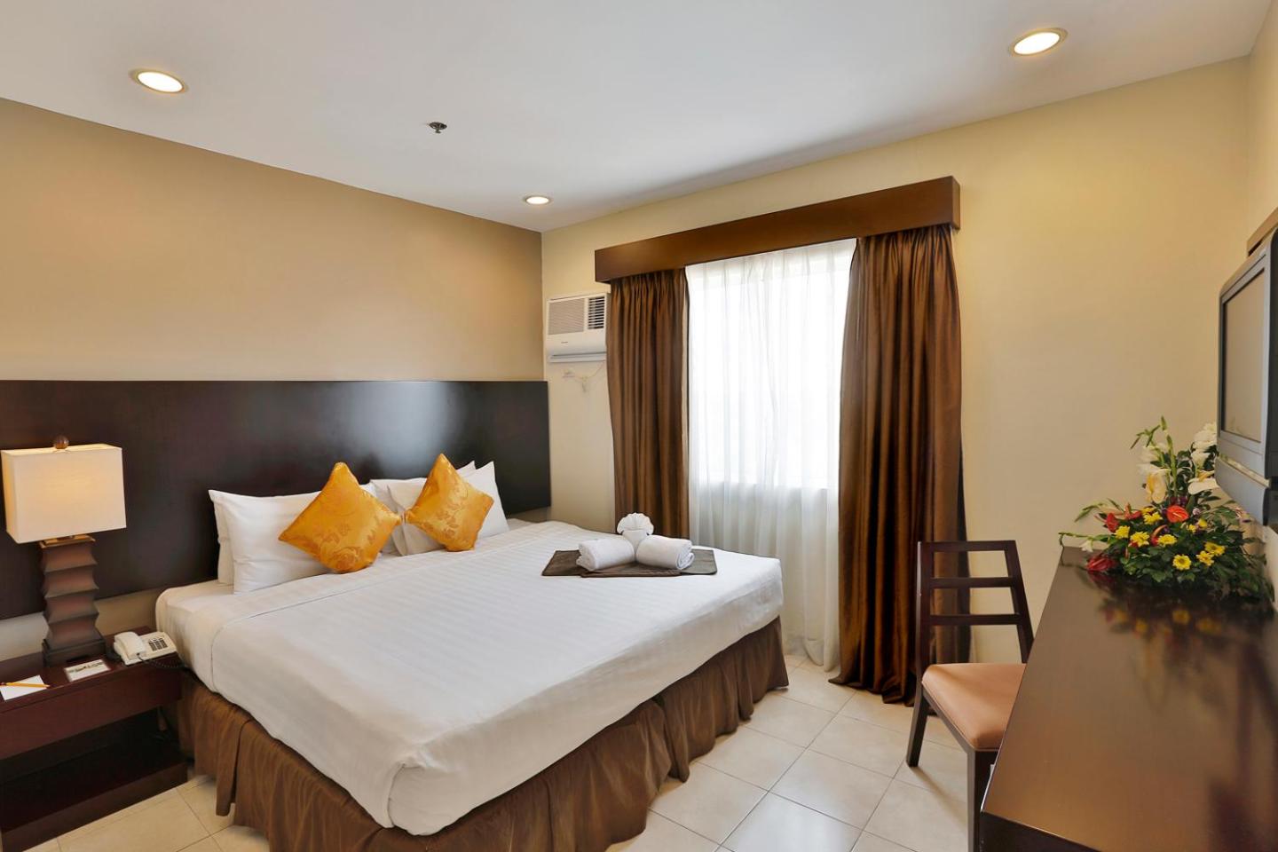 Executive Suite - Photo 2