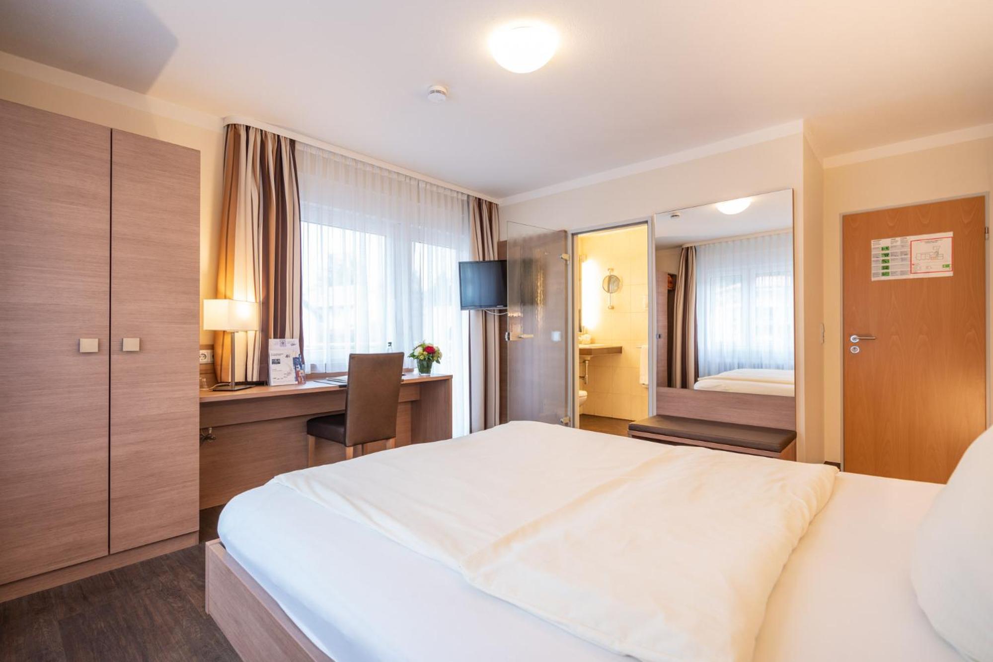 Double Room with Balcony - Photo 2