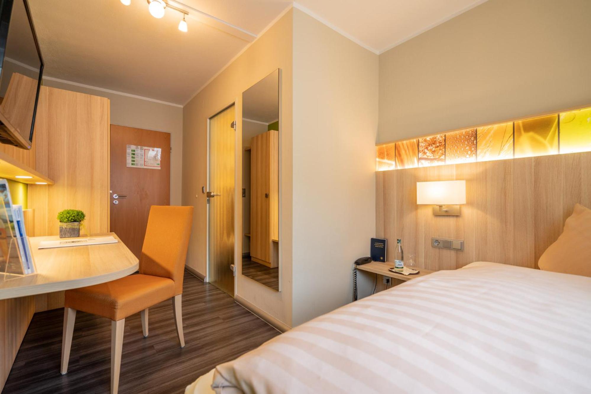 Single Room with Bathroom photo 1