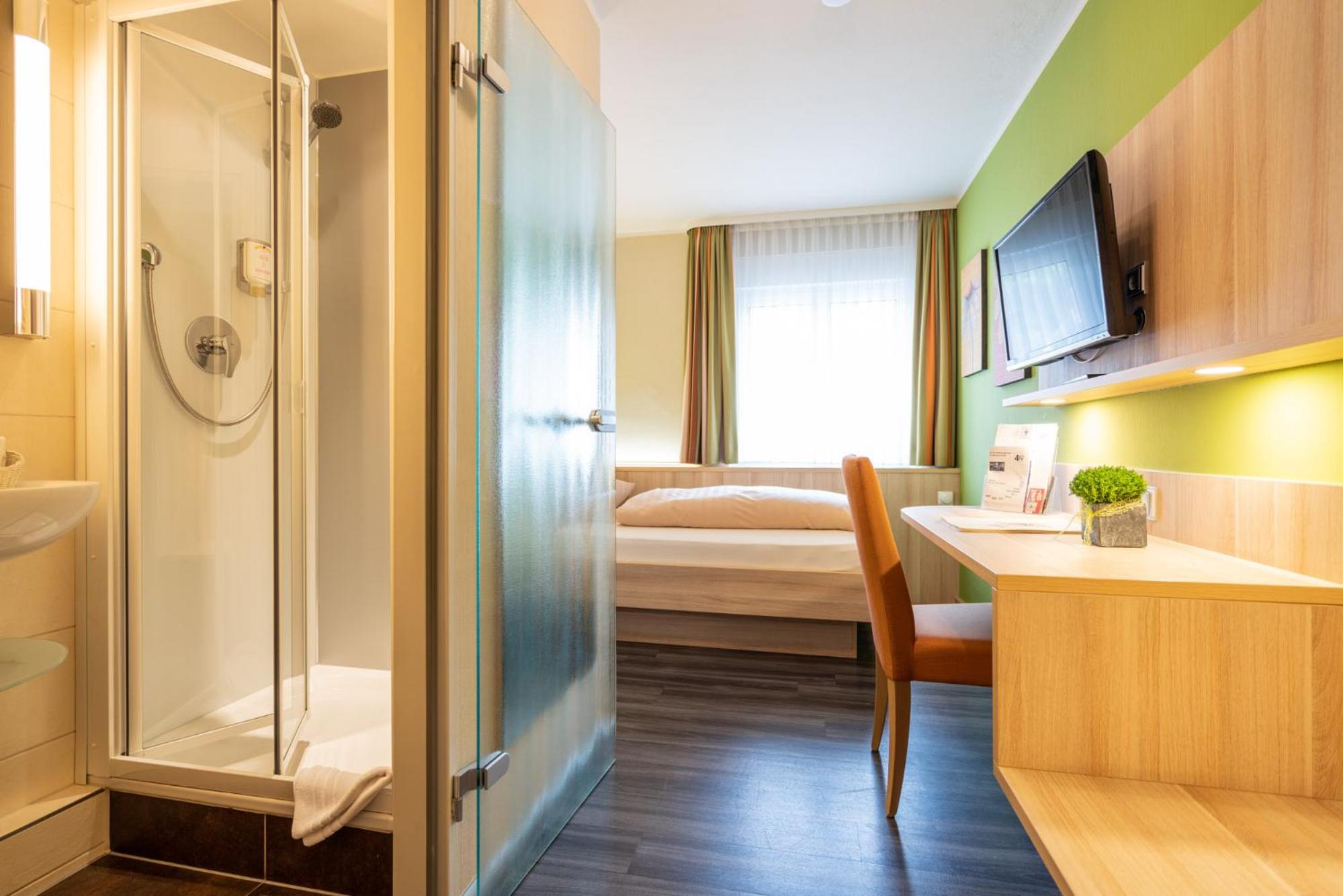 Single Room with Bathroom photo 2
