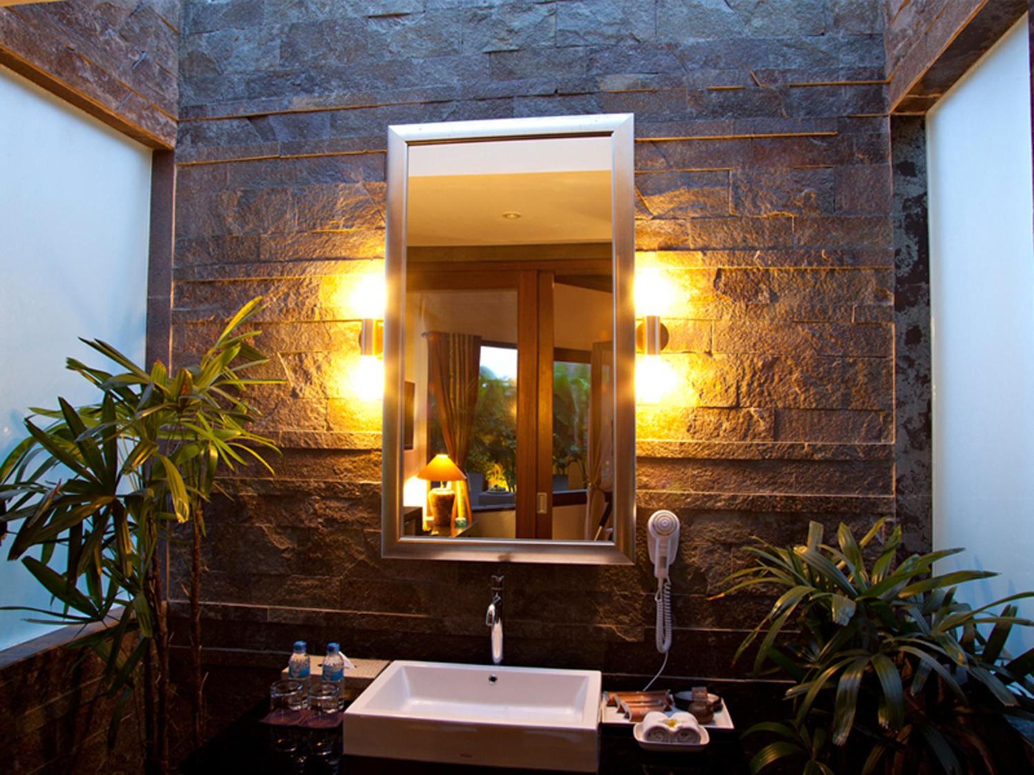 Special Offer - Honeymoon Package at One-Bedroom Suite with Hot Tub - Photo 9