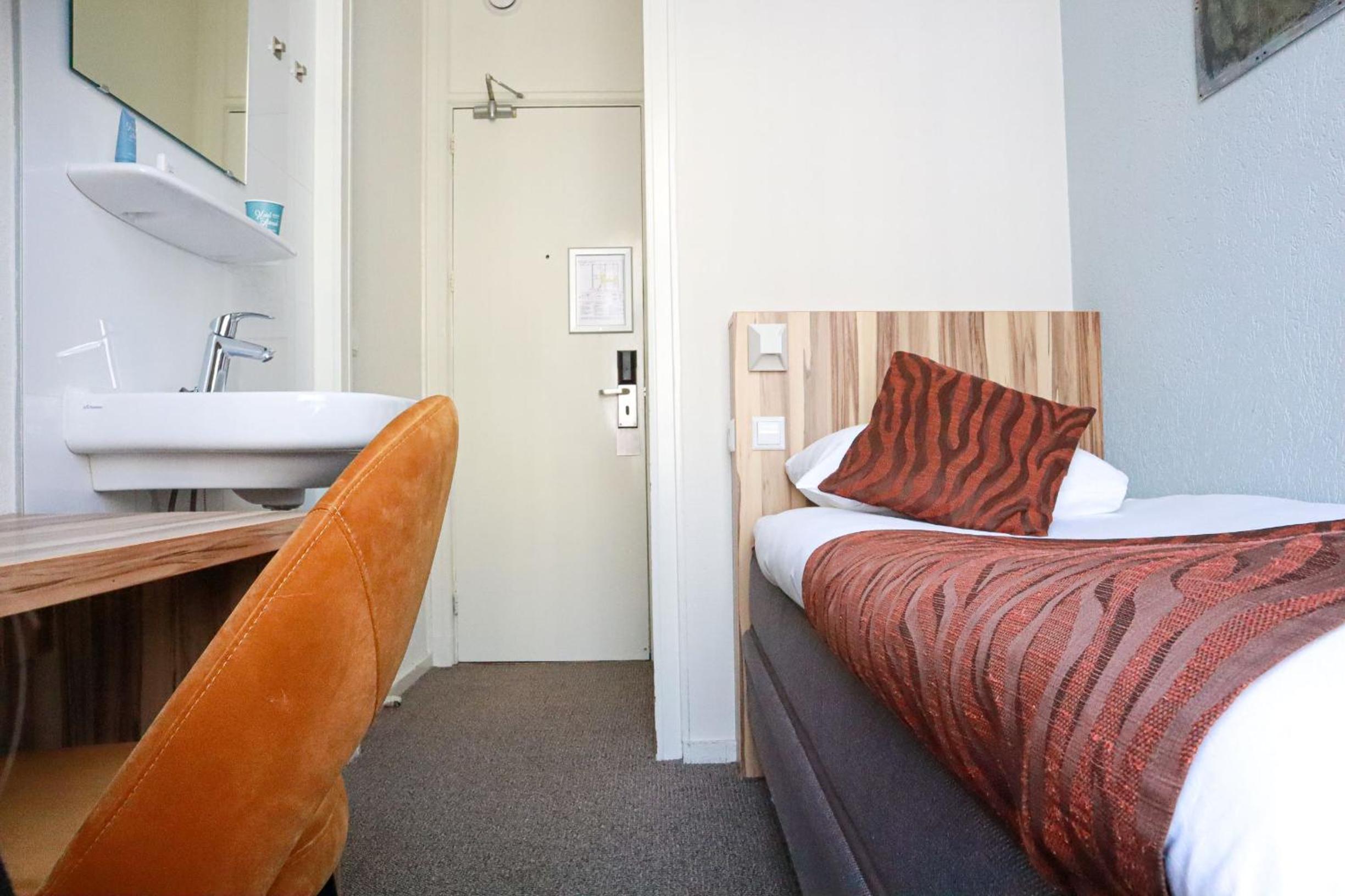 Budget Single Room with private bathroom in the hallway