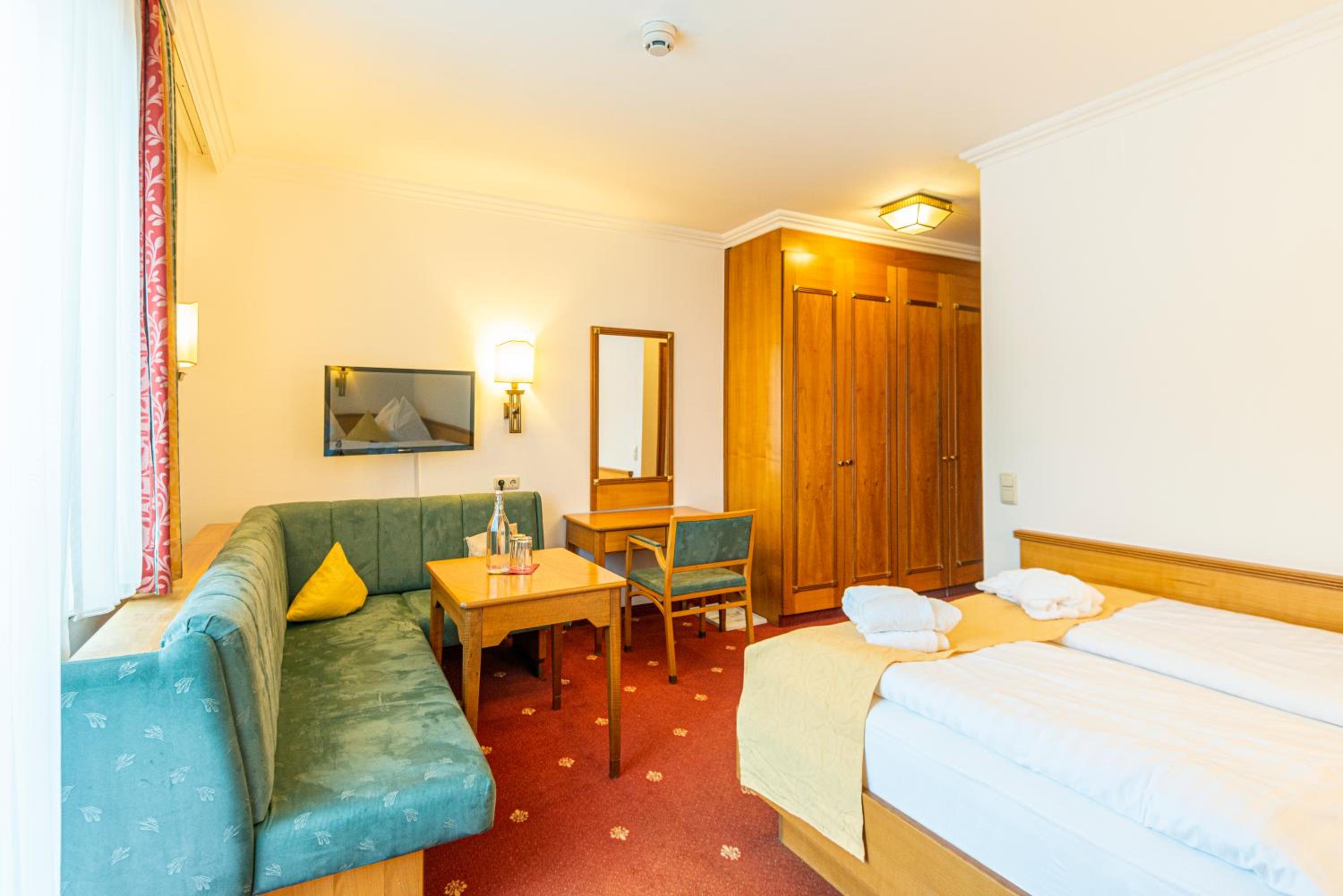 Standard Double Room with Balcony - Free access to Alpentherme photo 1