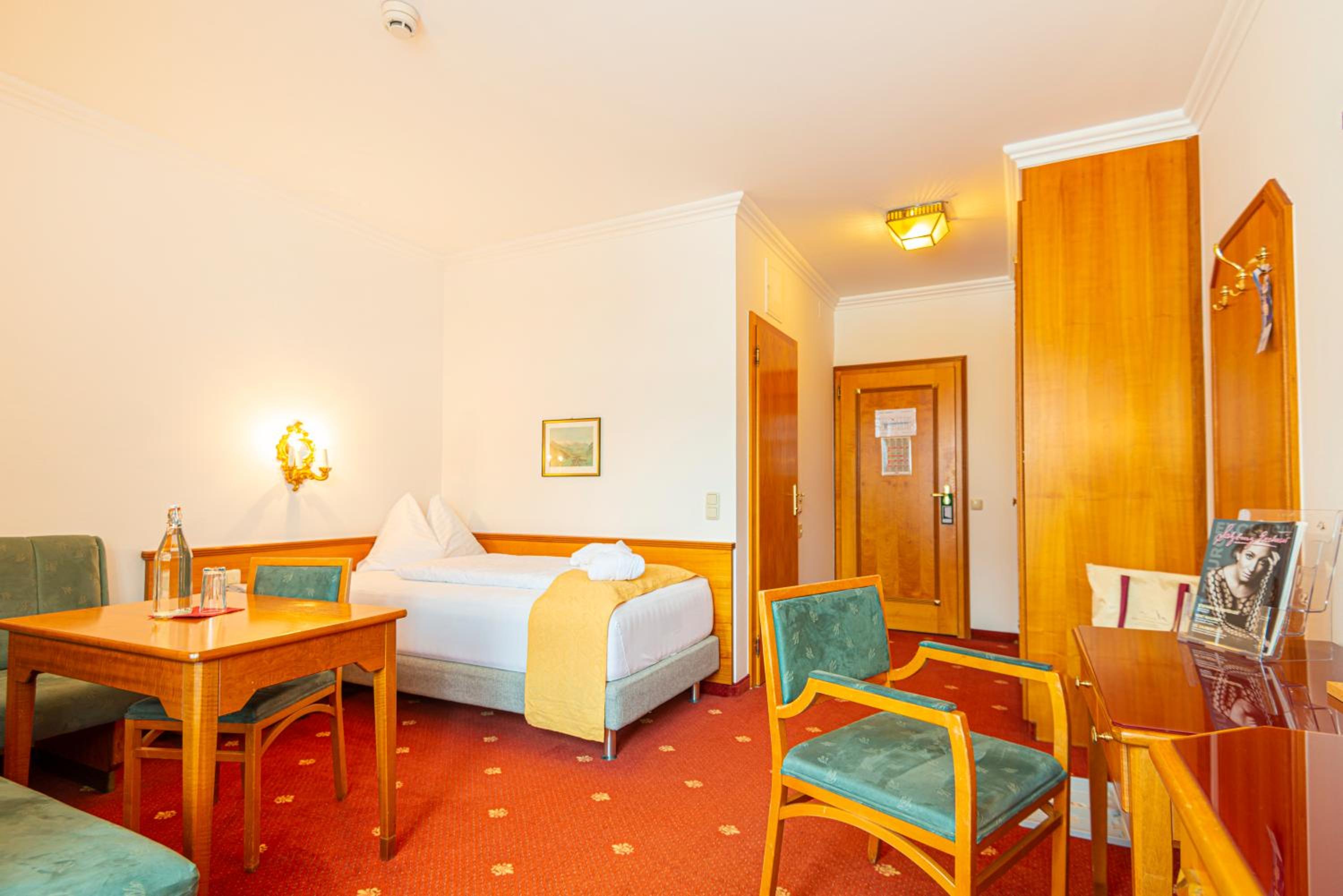 Single Room with Balcony - Free access to Alpentherme photo 3