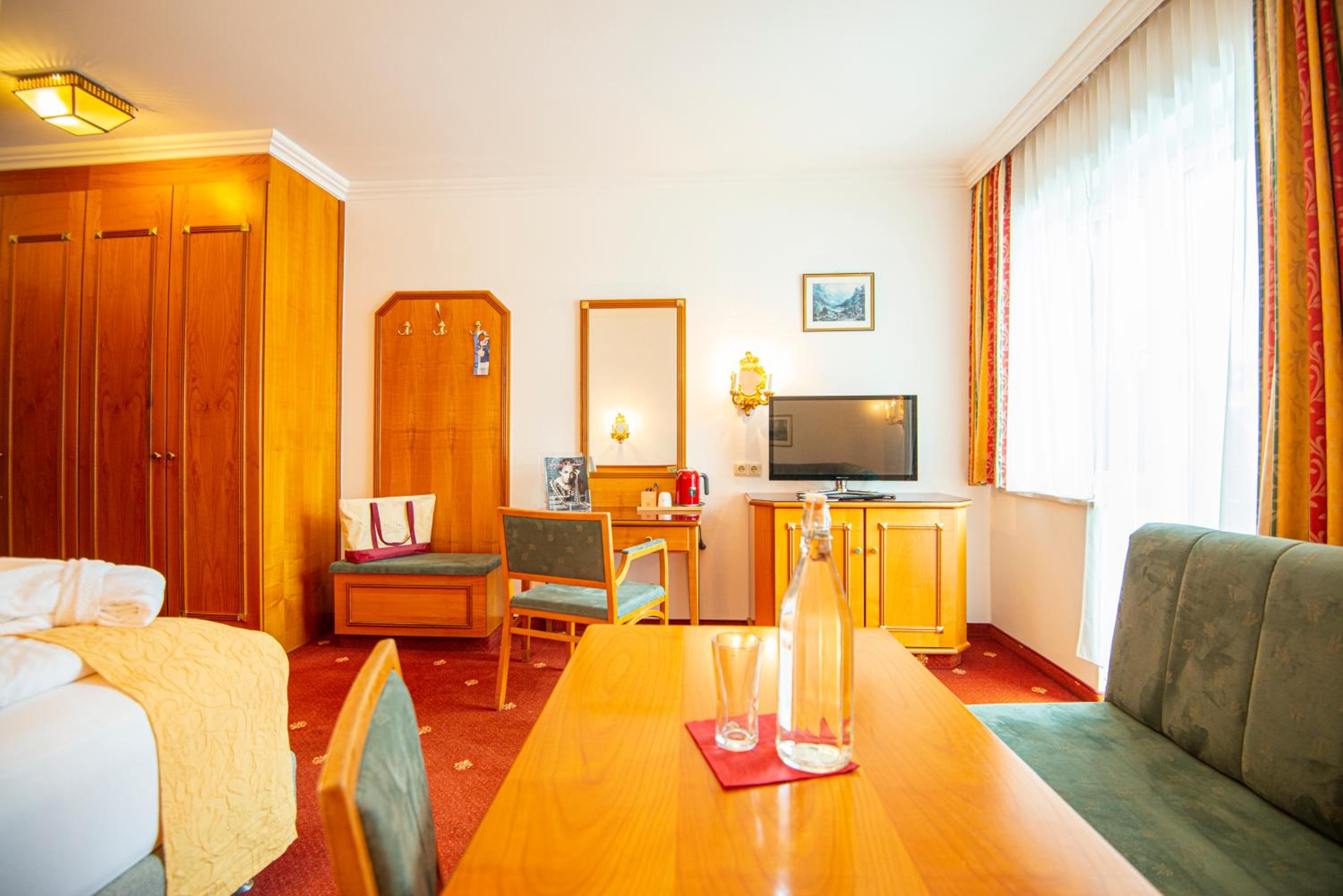 Single Room with Balcony - Free access to Alpentherme photo 2
