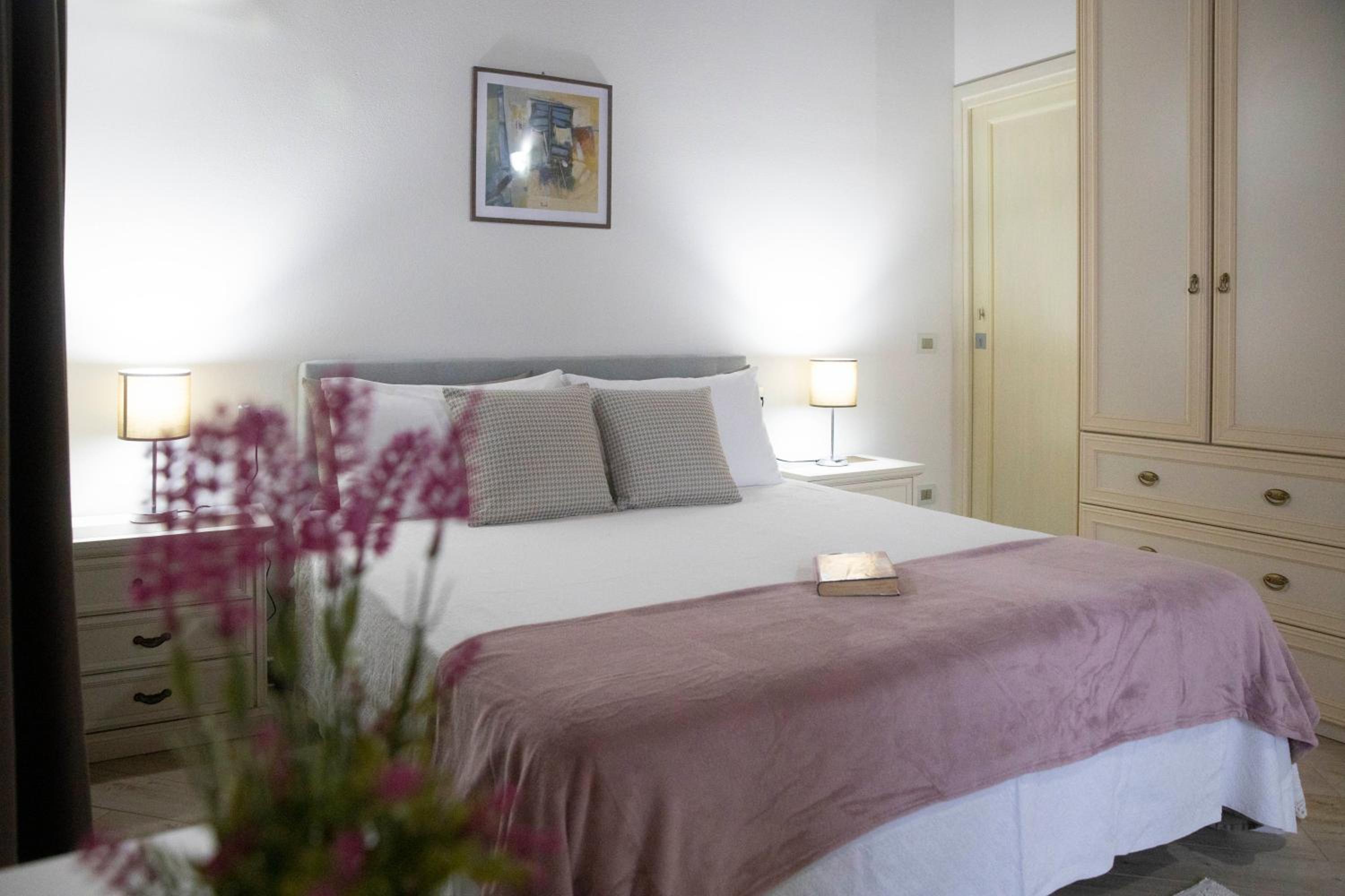 Deluxe Double Room with Balcony - Photo 10