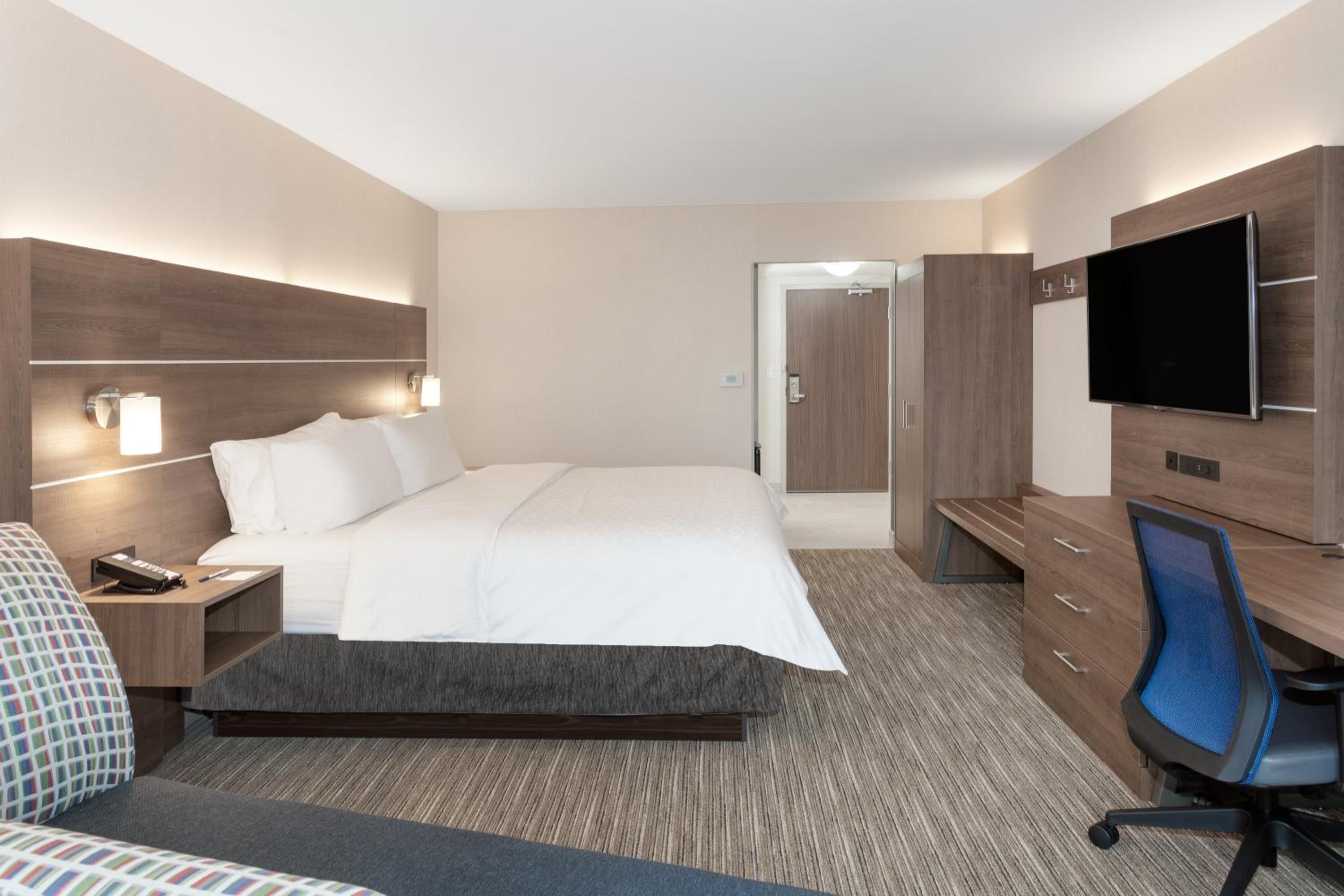 Standard King Room - Photo 5