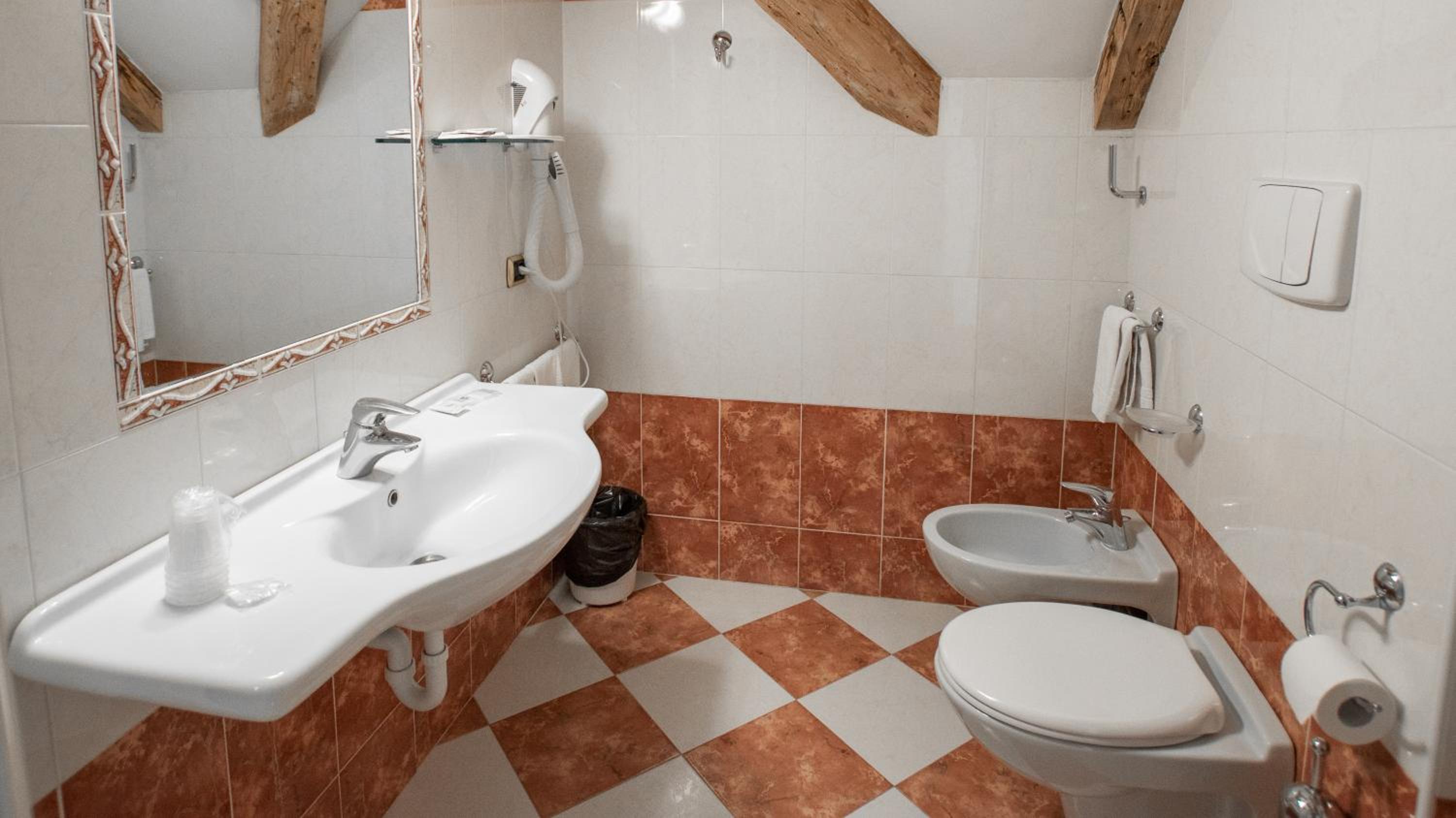 Standard Double or Twin Room - Photo 6