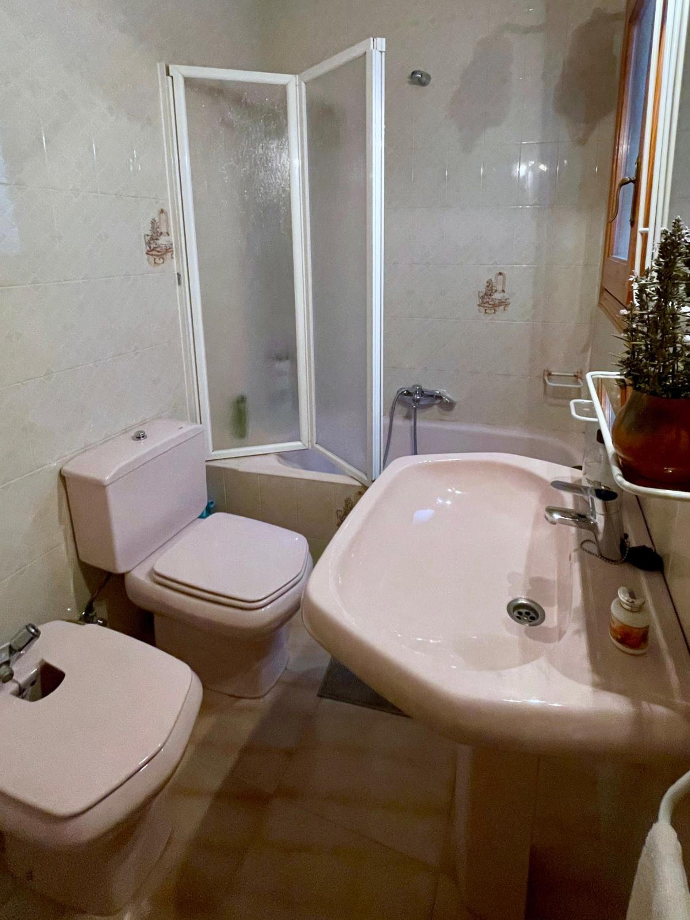 Twin Room with Private Bathroom photo 3