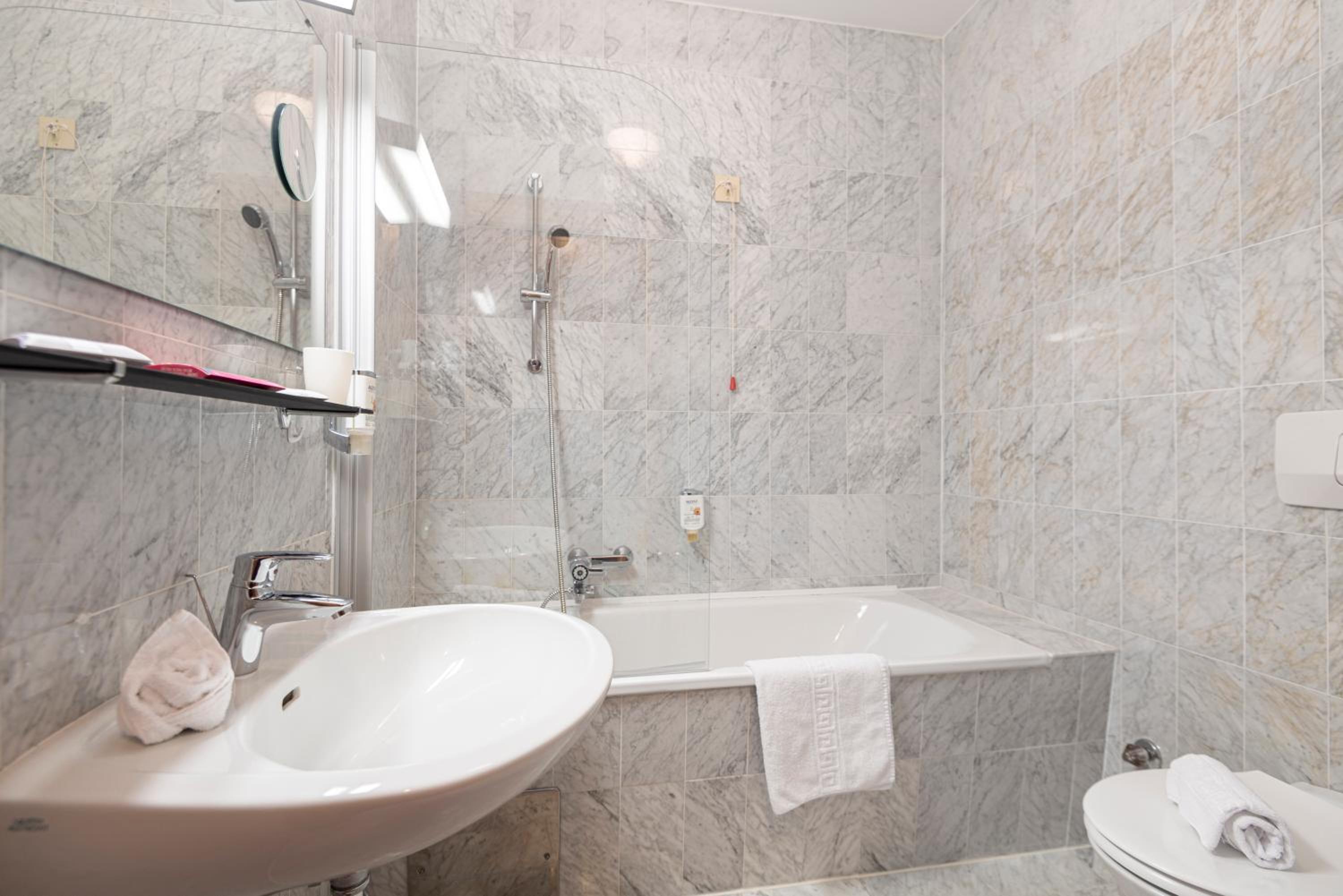 Standard Double Room with Balcony - Free access to Alpentherme photo 3