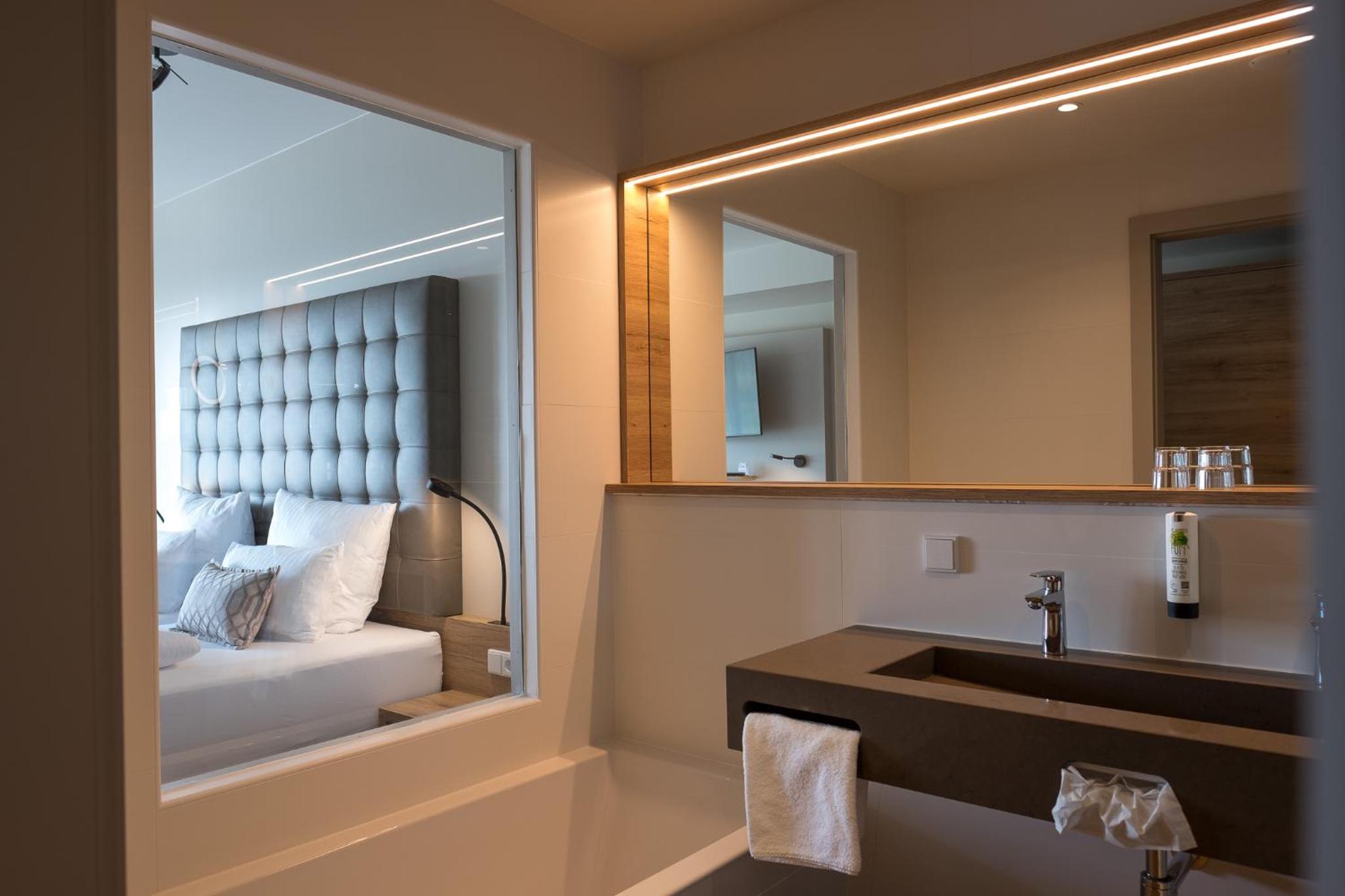 Junior Suite with Balcony photo 2