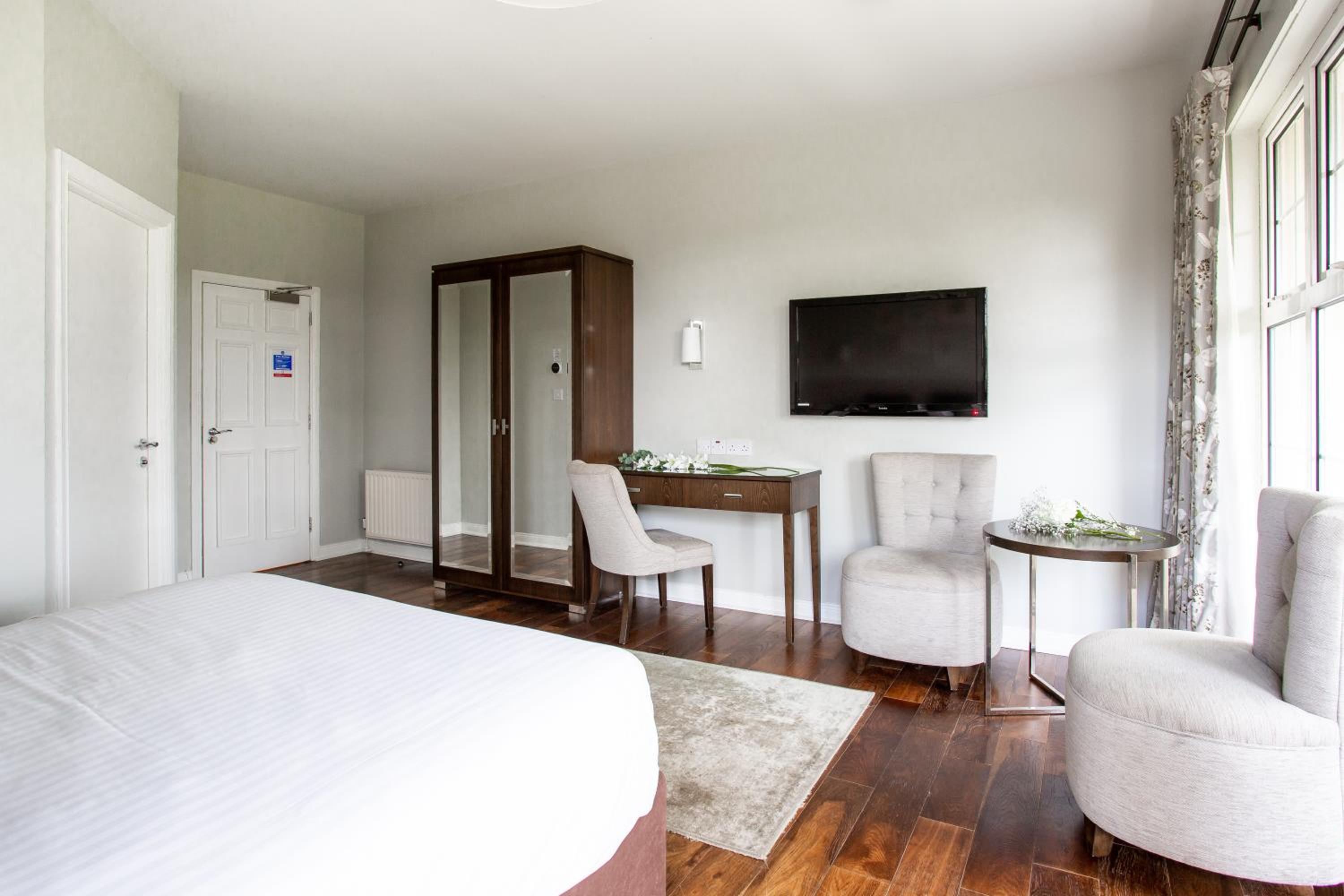 Deluxe Queen Suite photo 2