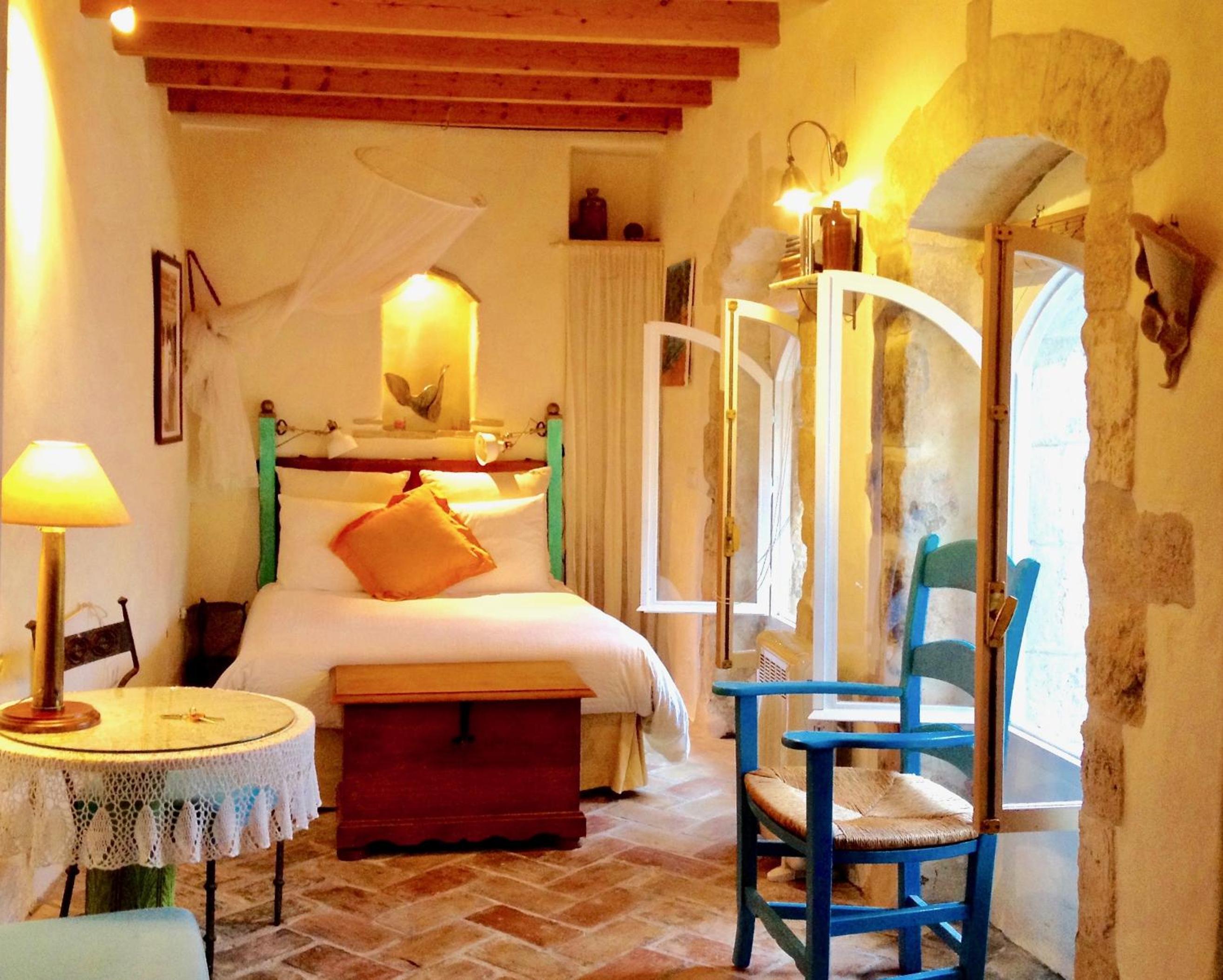 Suite - Photo 1