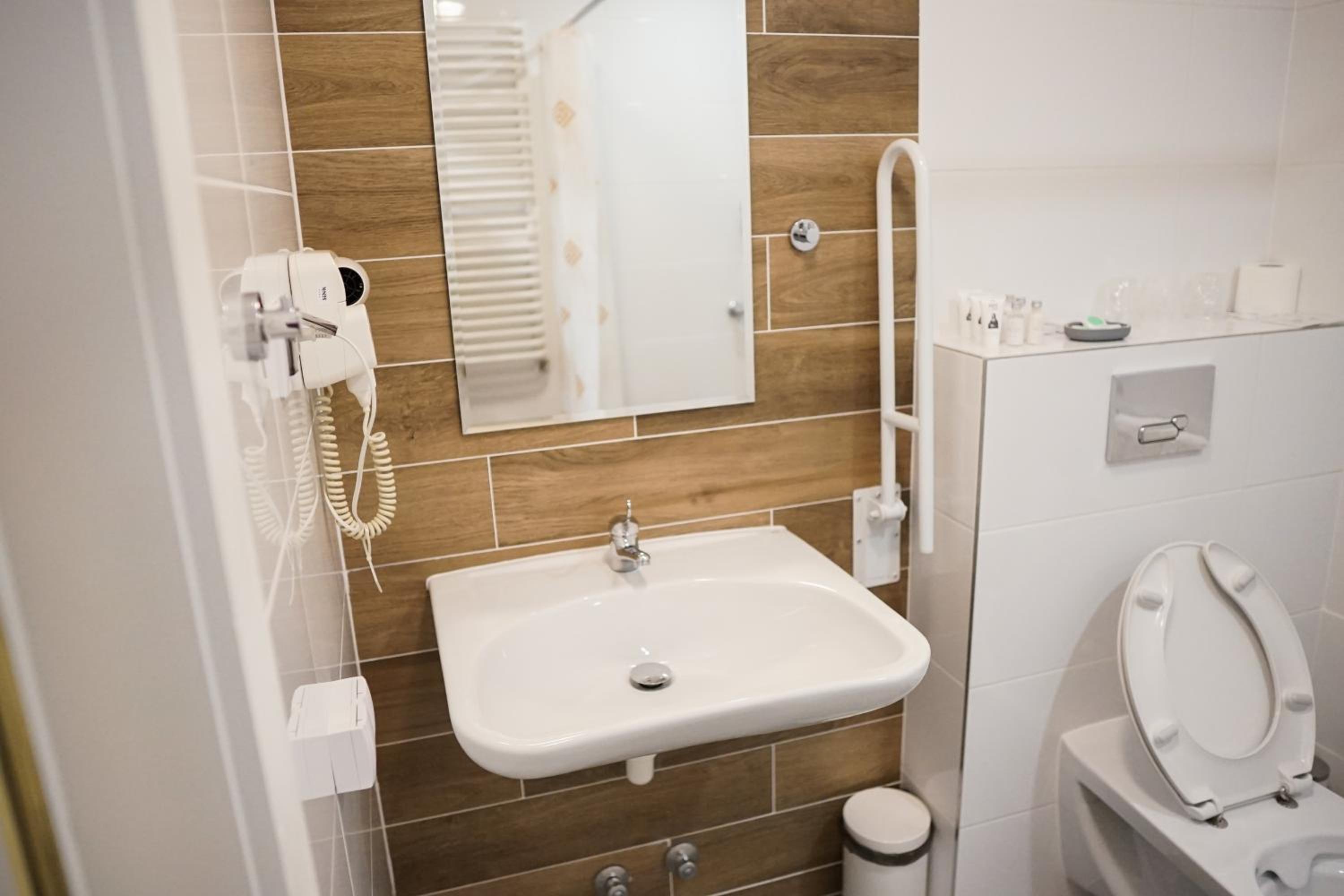 Triple Room - Disability Access - Photo 6