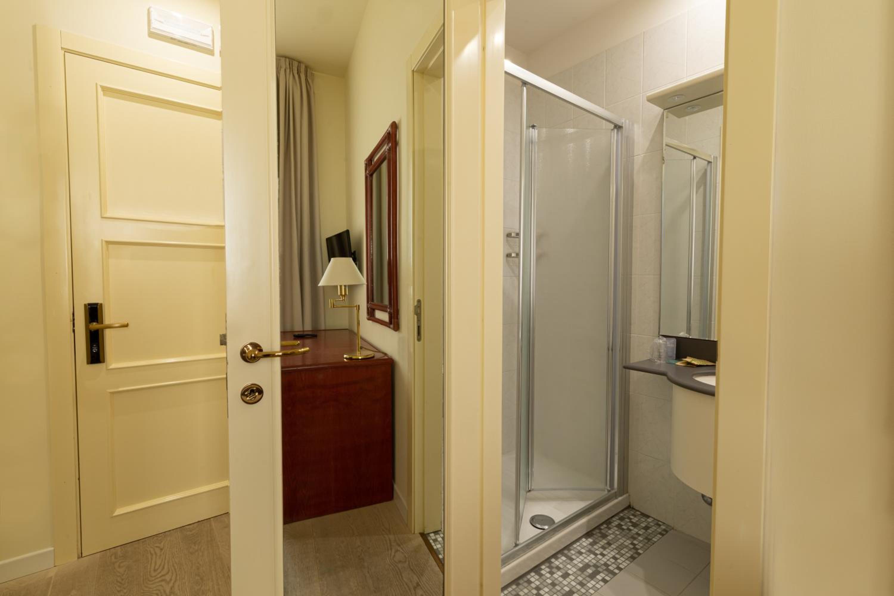 Single Room photo 3