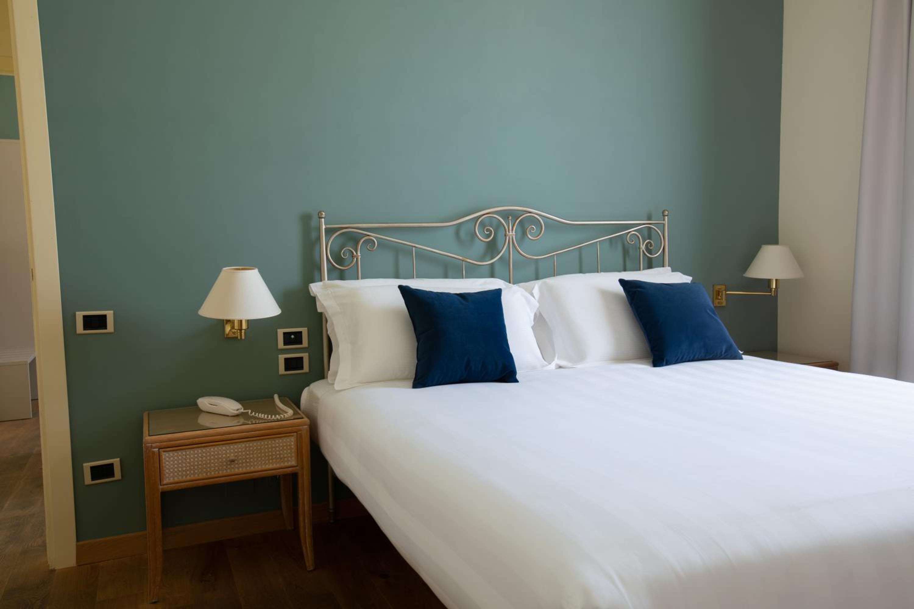 Suite - Photo 1
