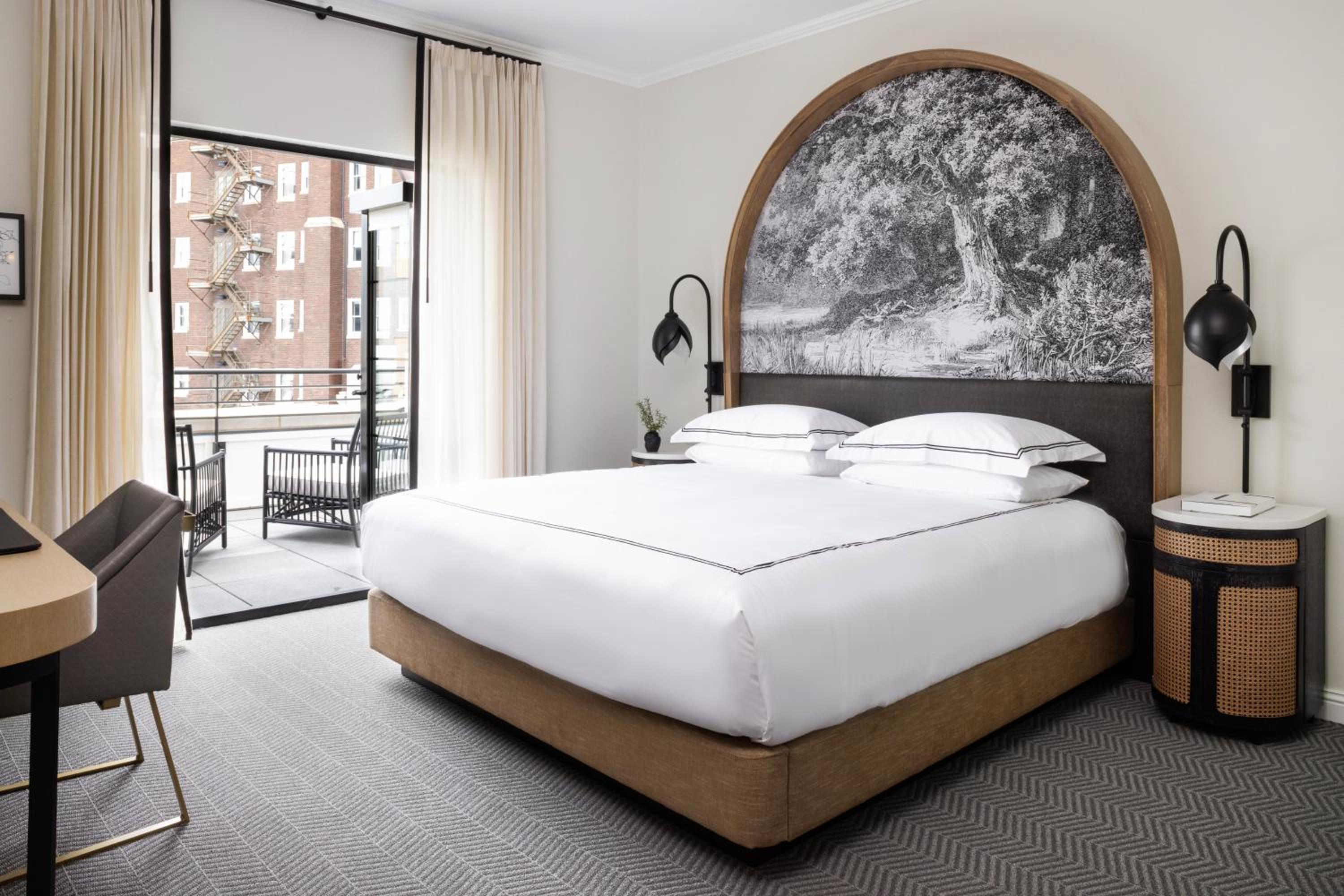 Premium King Room with Balcony and View - Photo 3