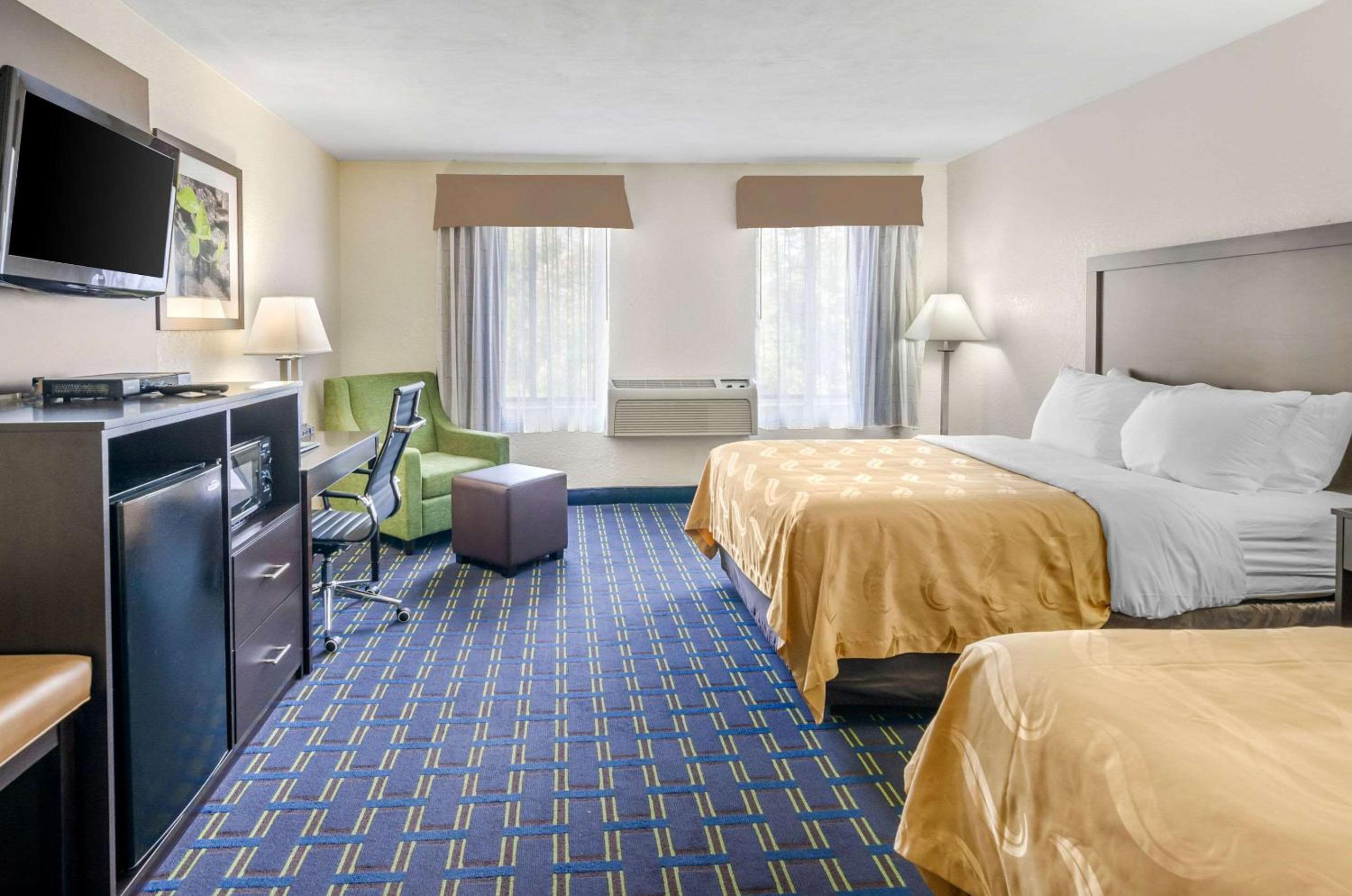 Queen Room with Two Queen Beds - Smoking photo 3