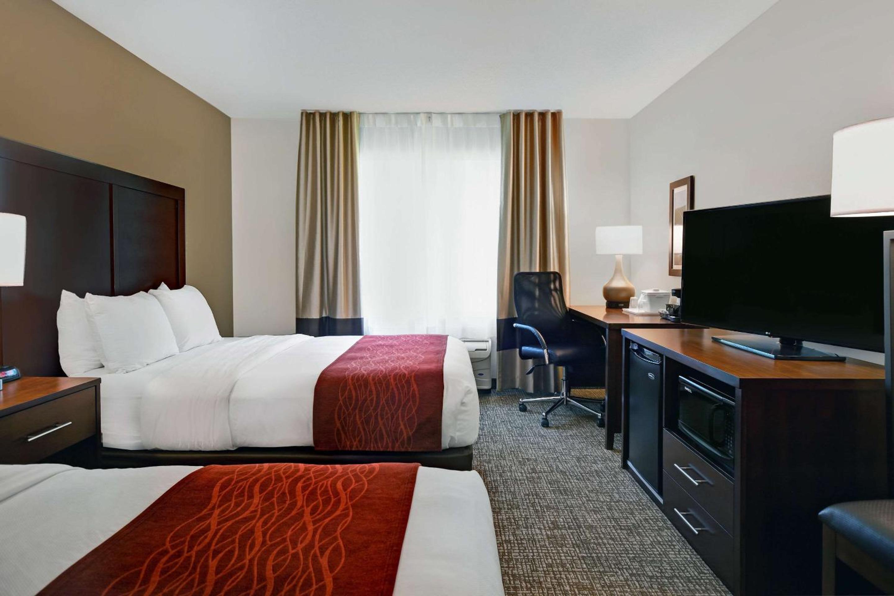Queen Room with Two Queen Beds - Non-Smoking - Photo 1