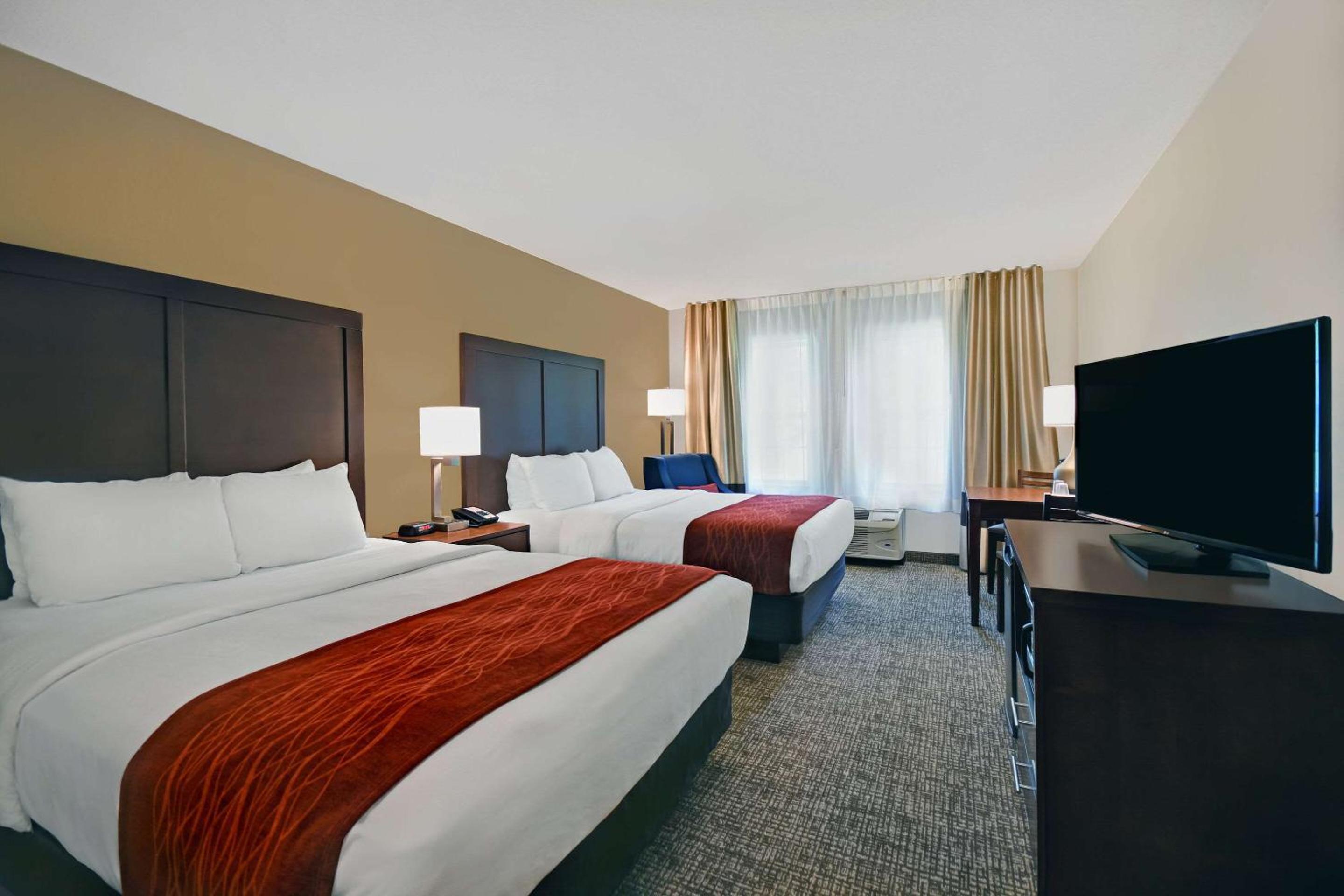 Queen Room with Two Queen Beds - Non-Smoking - Photo 2