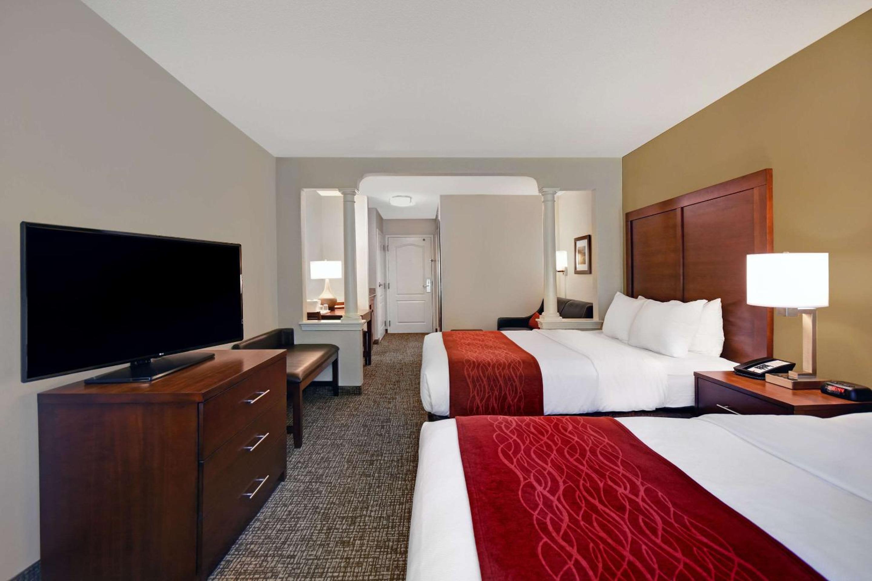 Queen Suite with 2 Queen Beds and Sofa Bed - Photo 3