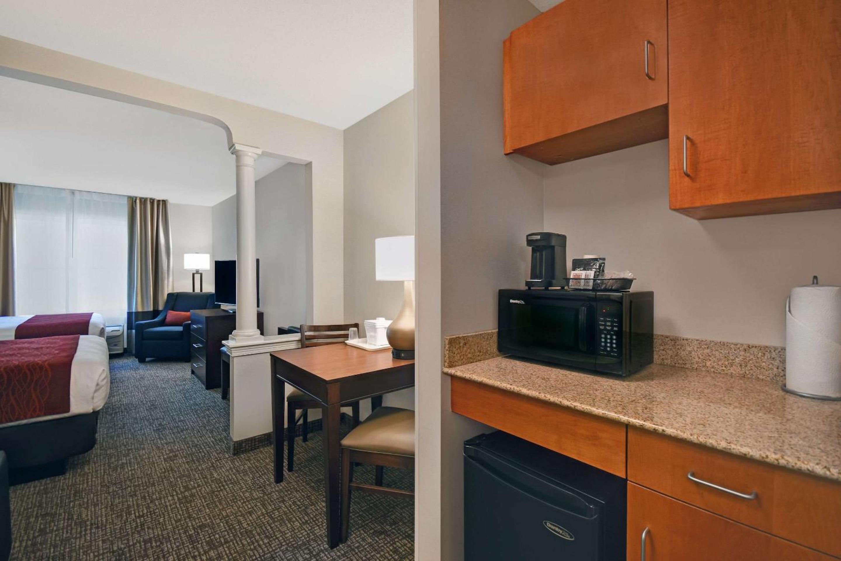 Queen Suite with 2 Queen Beds and Sofa Bed - Photo 4