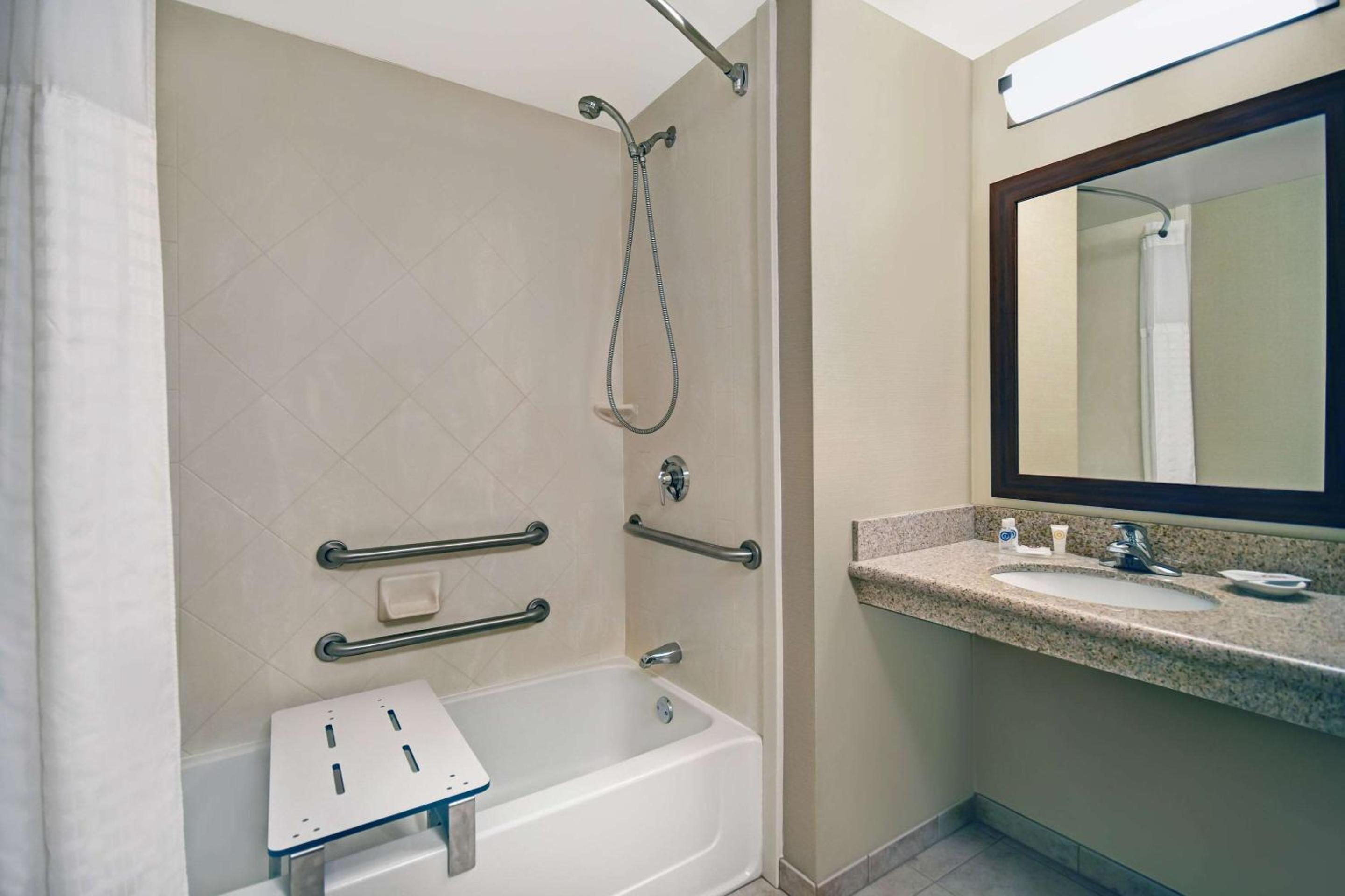 King Room - Accessible/Non-Smoking - Photo 4